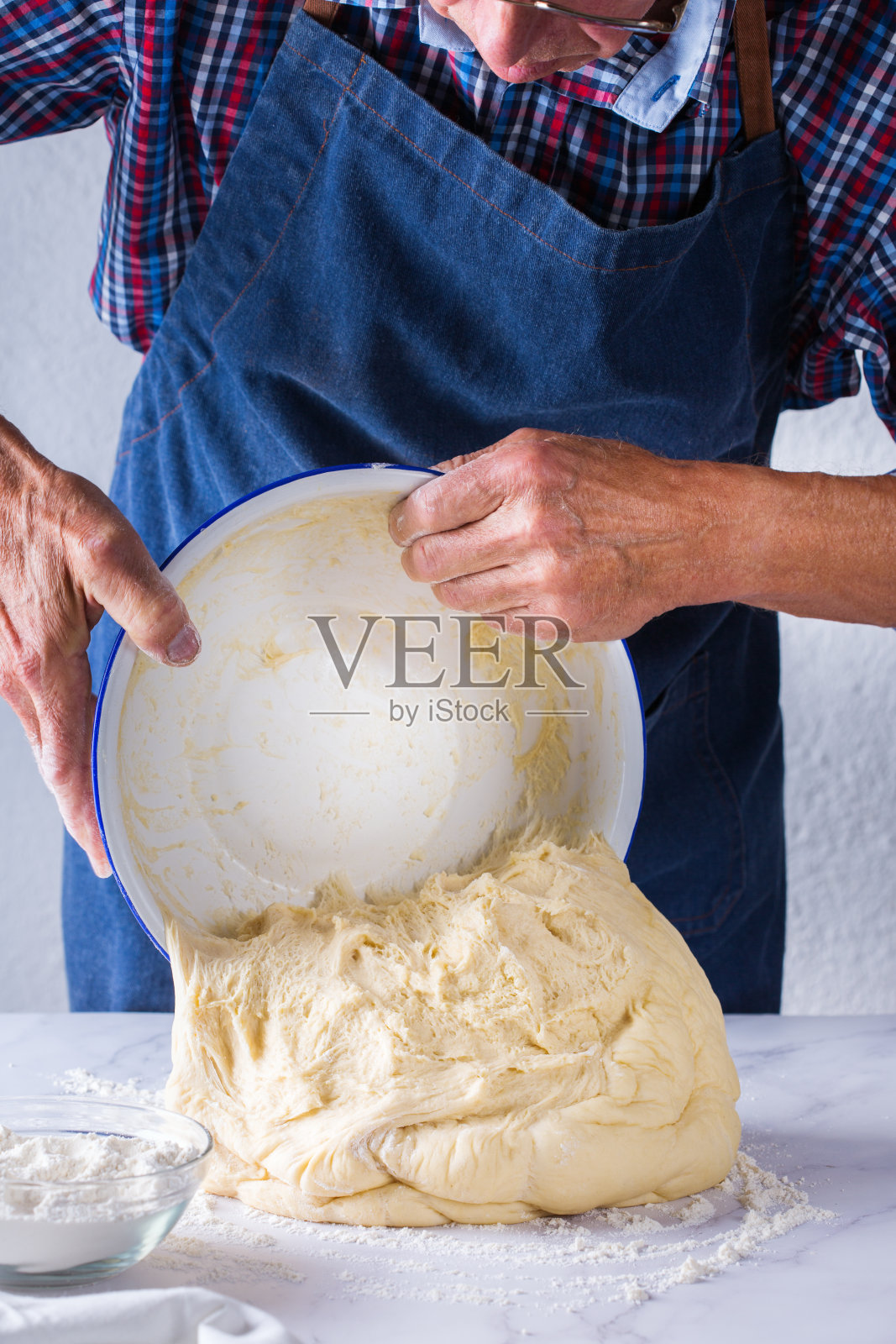 在家烘焙的概念。老男人用手做饭，做面团照片摄影图片