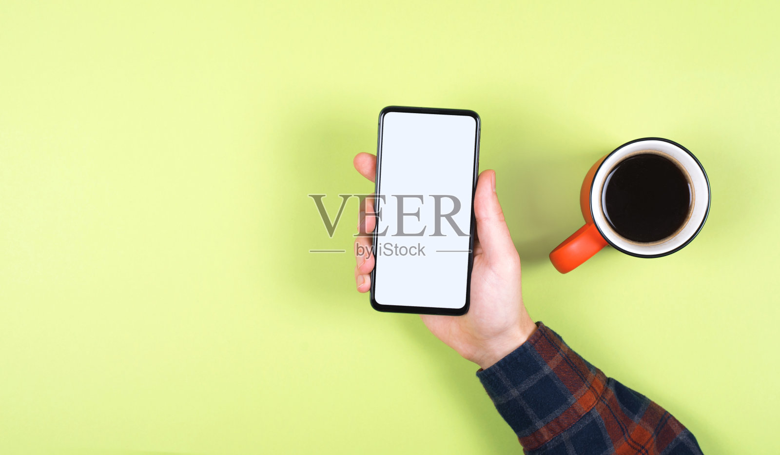 一杯咖啡和一部现代智能手机。白屏，可以插入您的设计。照片摄影图片