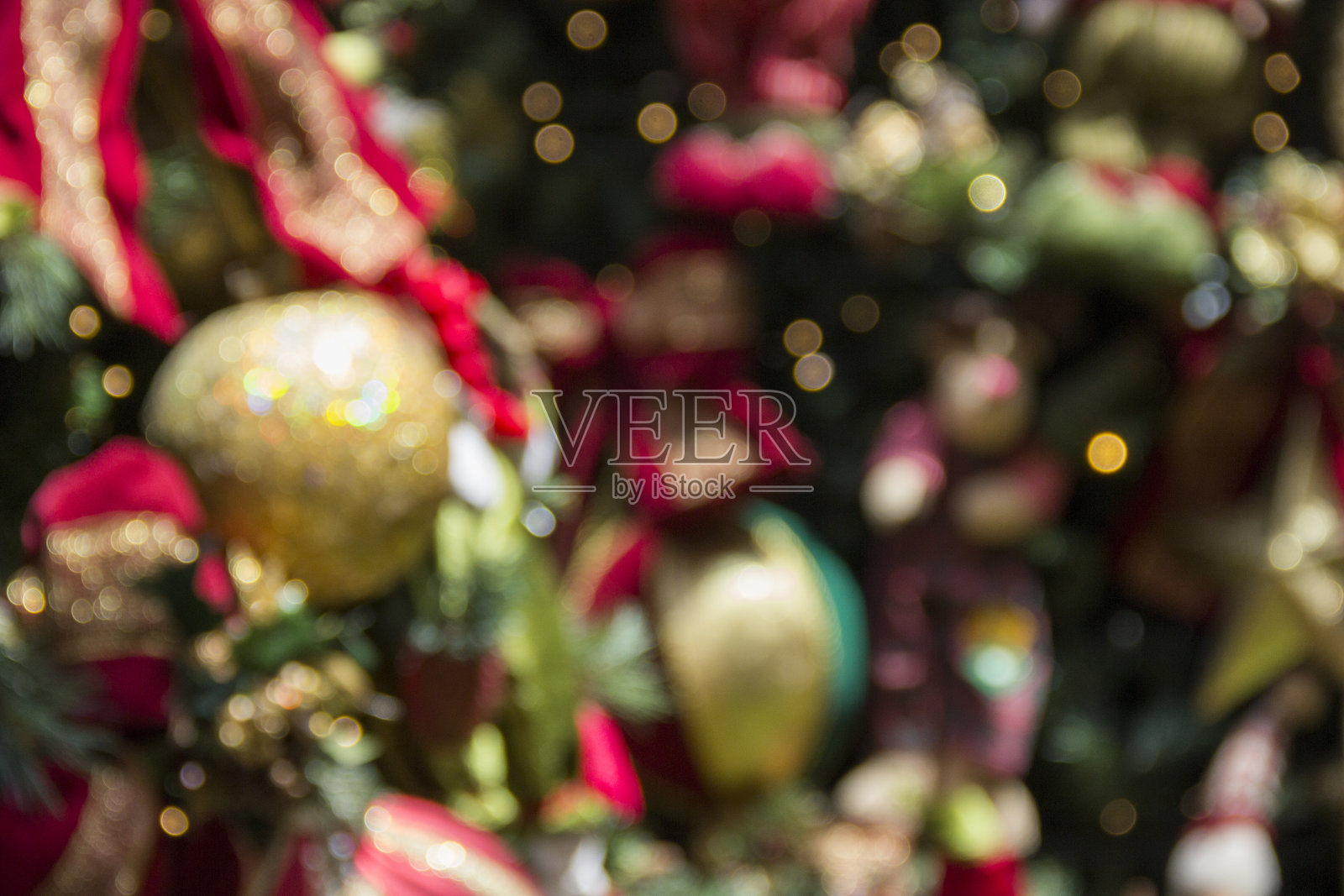 圣诞场景与礼物和树的对象。圣诞装饰。圣诞背景模糊。照片摄影图片