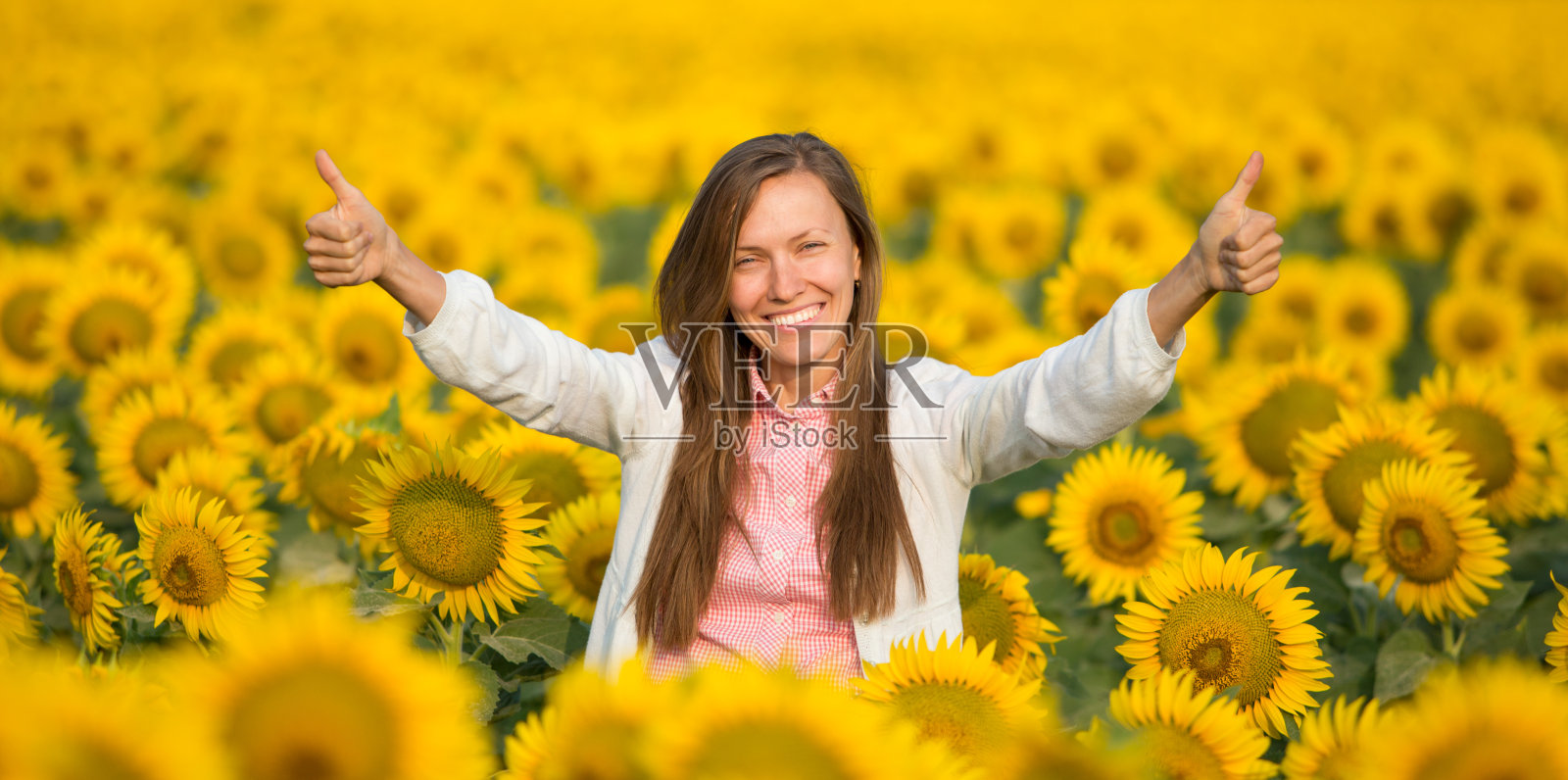 田野里无忧无虑的美丽女人照片摄影图片