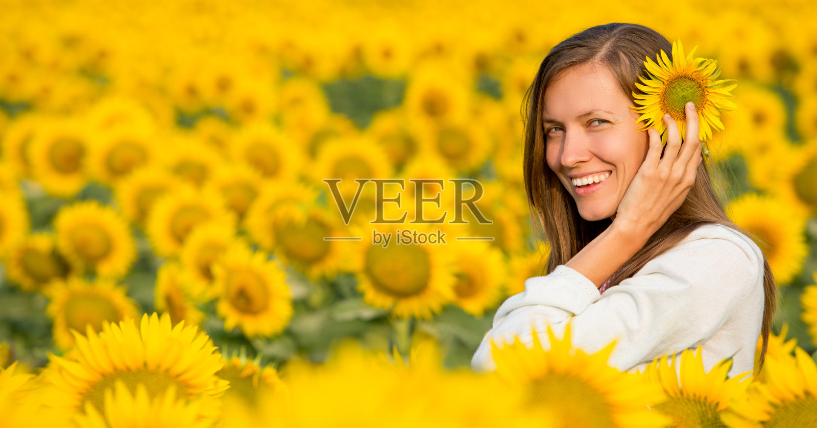 田野里无忧无虑的美丽女人照片摄影图片