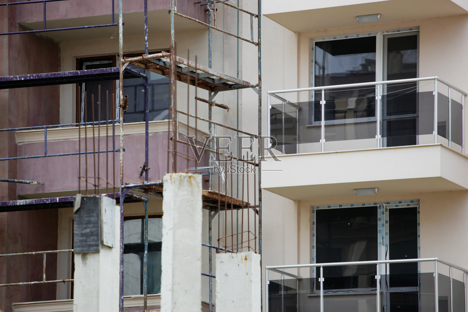 翻新翻新新建筑物的过程。新建，外墙保温。照片摄影图片