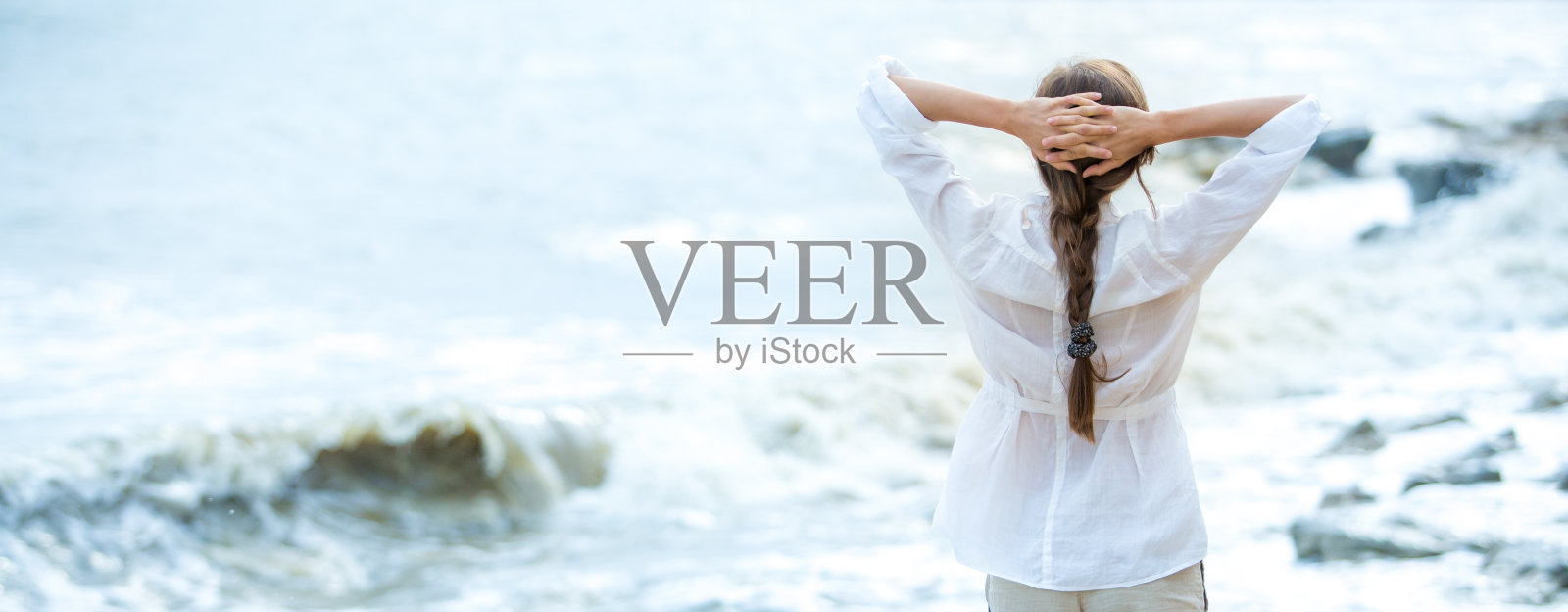 年轻女子在海边享受生活照片摄影图片