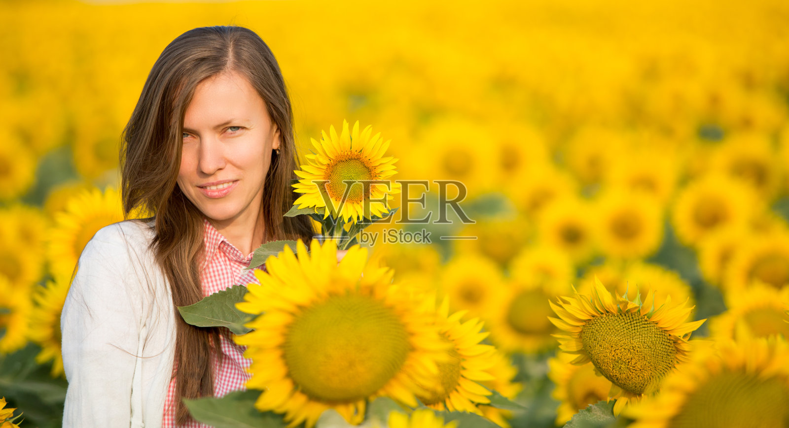 田野里无忧无虑的美丽女人照片摄影图片