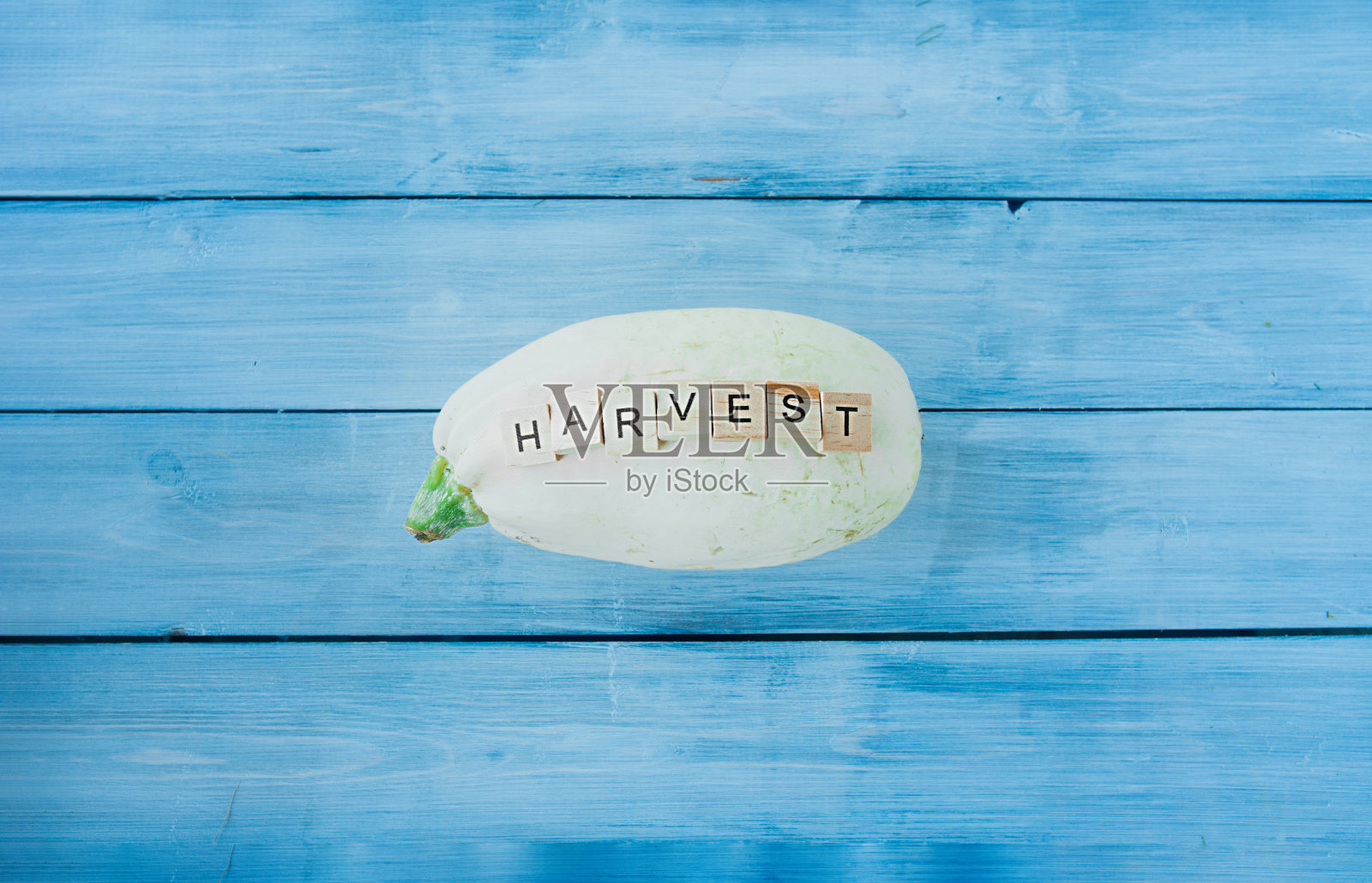 农场西葫芦与木制字母收获在一个蓝色木制古董表，俯视图照片摄影图片