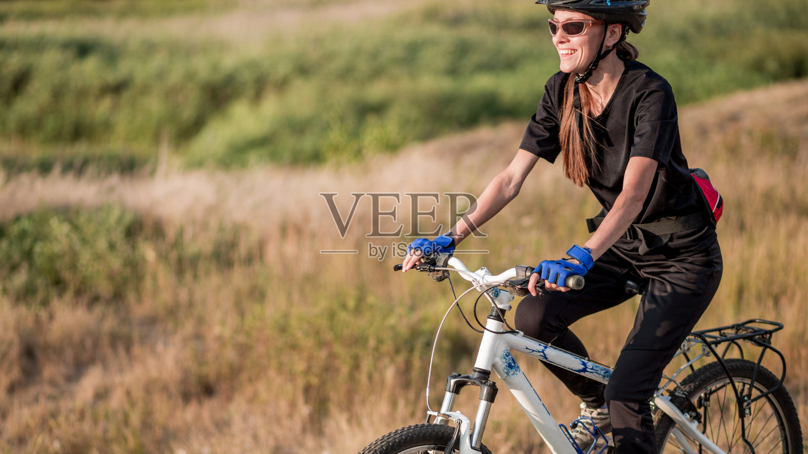 骑自行车的美女照片摄影图片