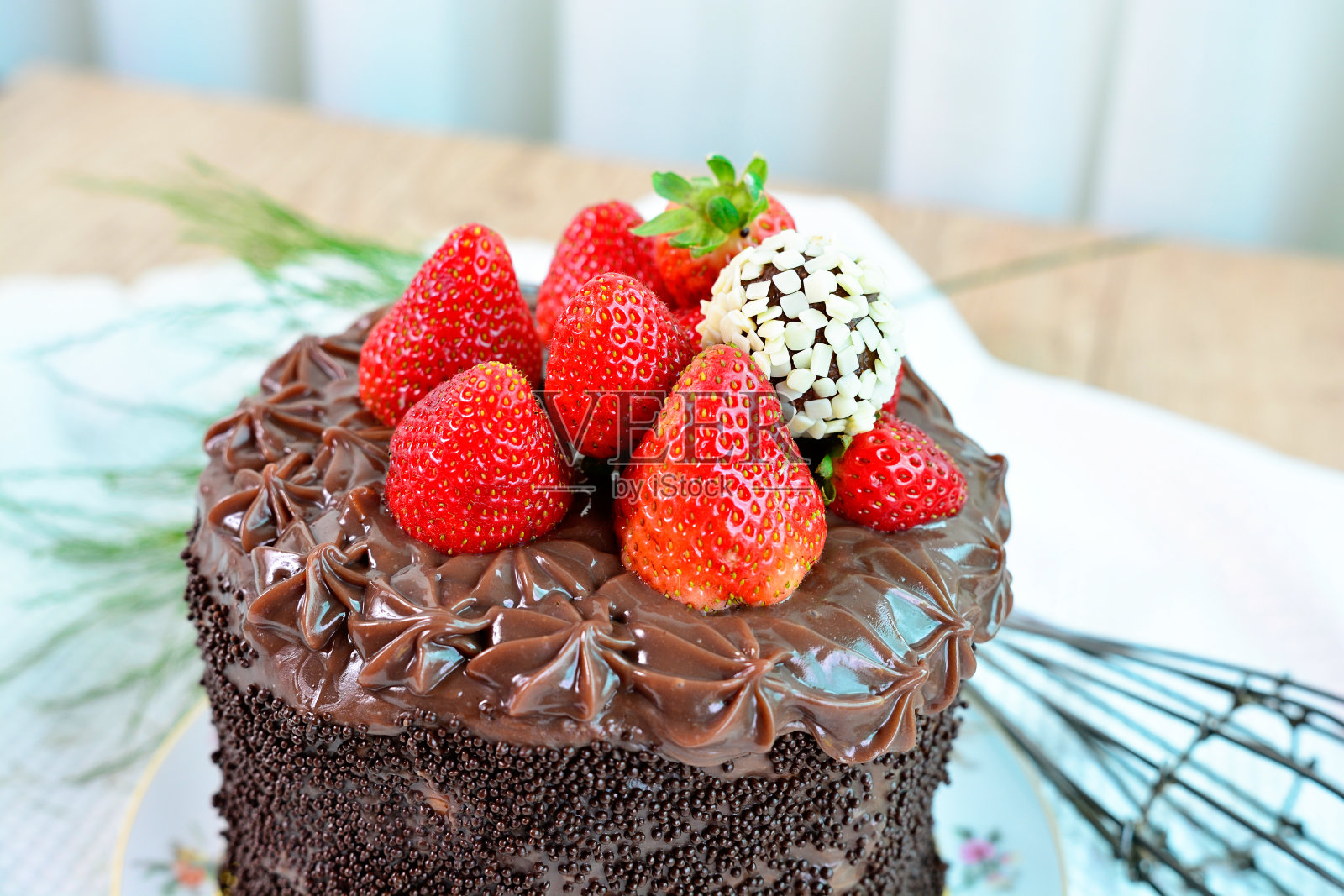 草莓巧克力潘妮托妮蛋糕照片摄影图片