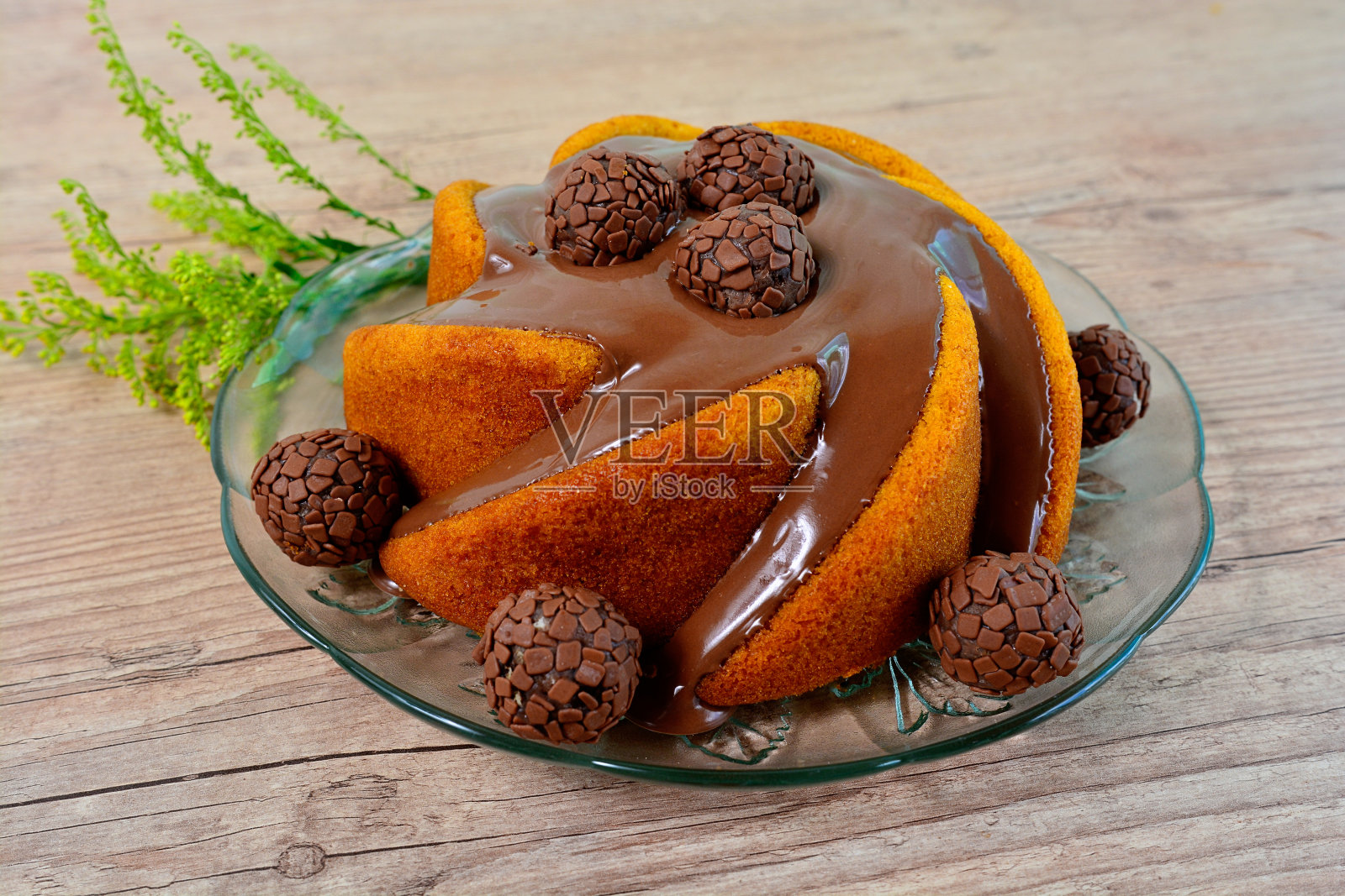 蛋糕与巧克力和巧克力松露浇头，近距离观看胡萝卜蛋糕照片摄影图片