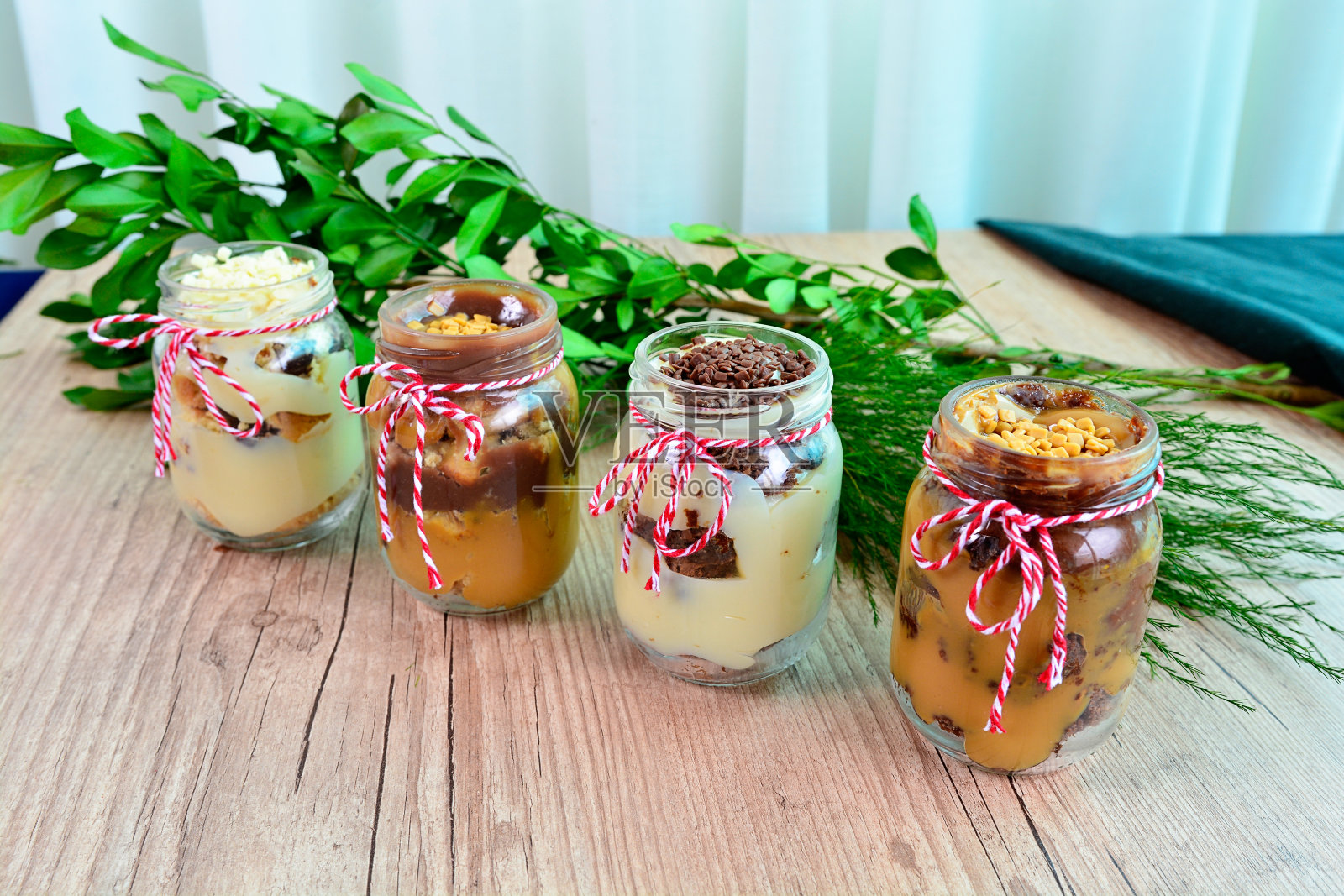 蛋糕在一个罐子甜点巧克力和坚果甜在一个木制的桌子，俯视图，近距离视图照片摄影图片