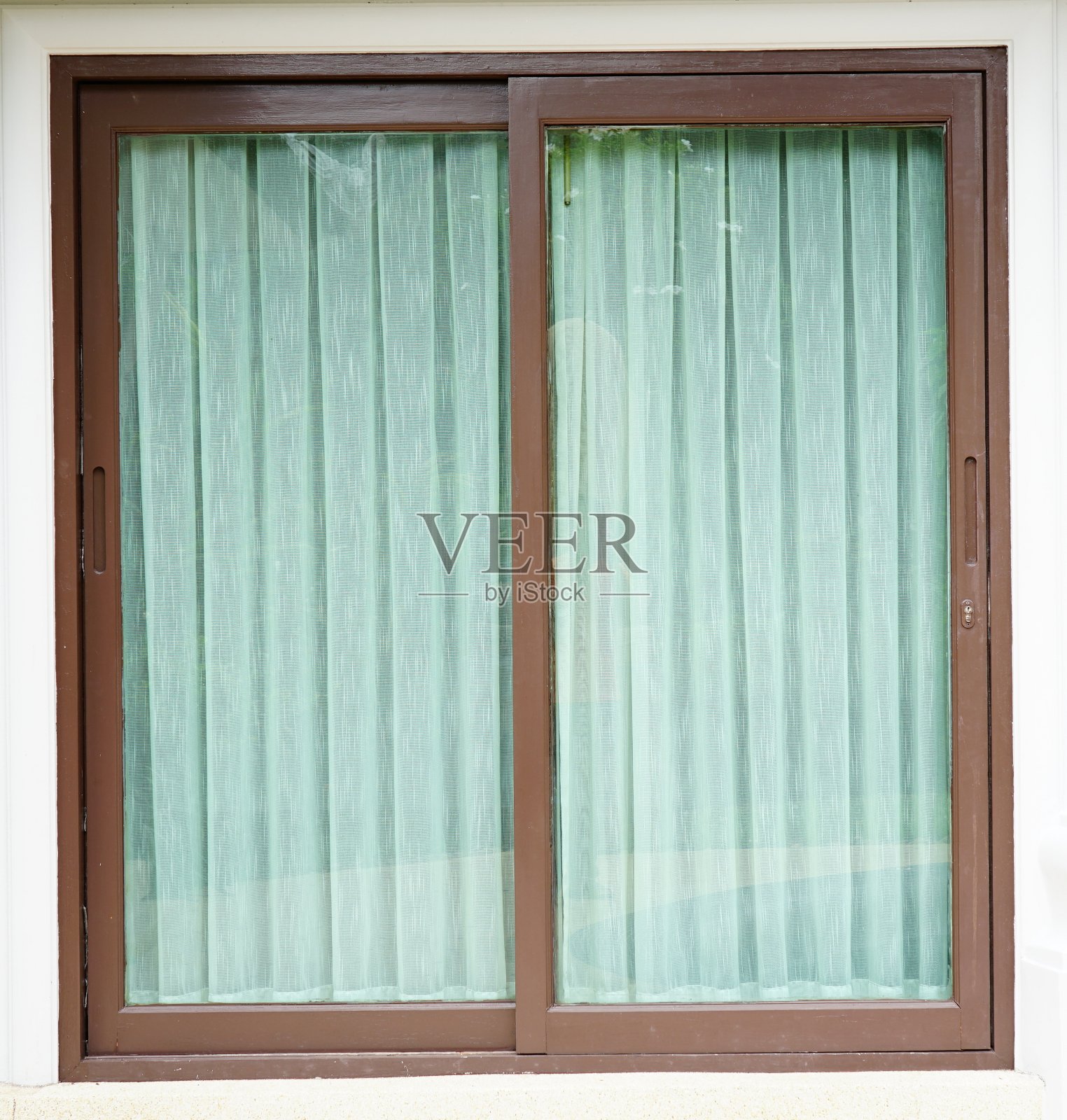 玻璃窗和蓝色窗帘。照片摄影图片