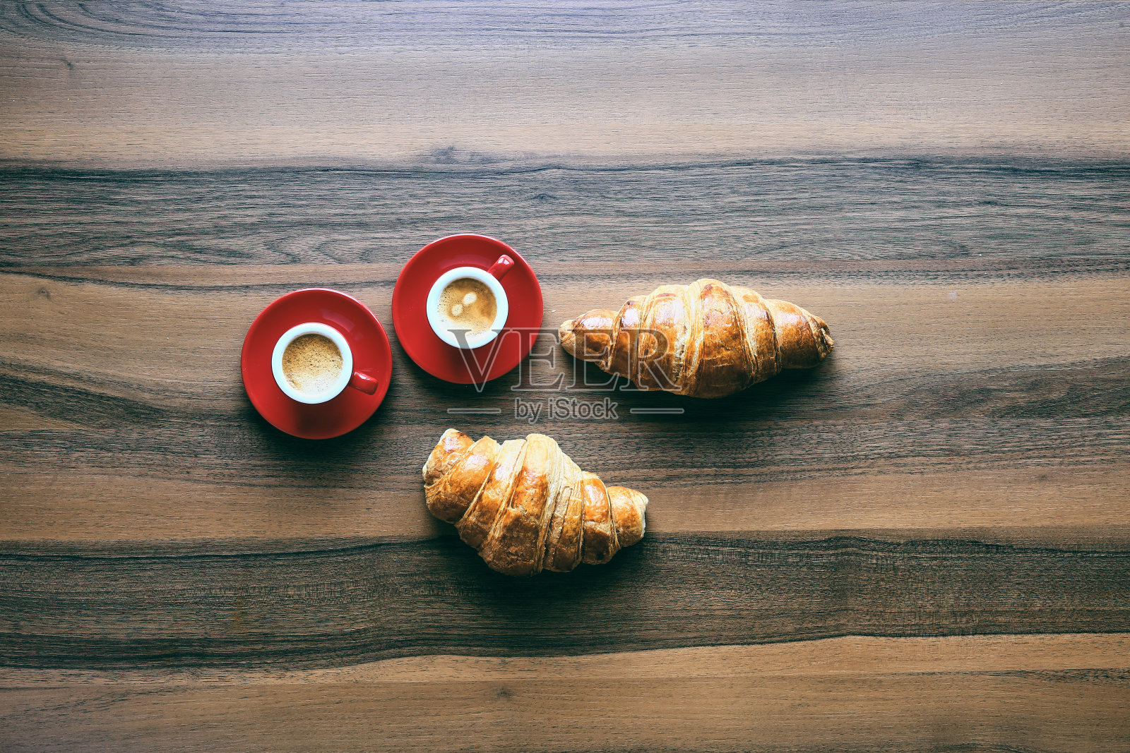 羊角面包，浓咖啡，木头背景照片摄影图片