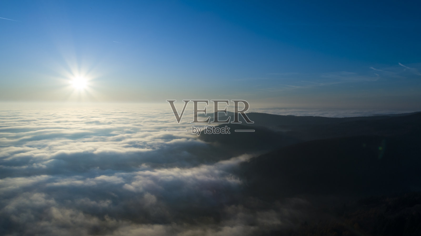 莱茵主要地区上空浓雾堆积-鸟瞰图照片摄影图片