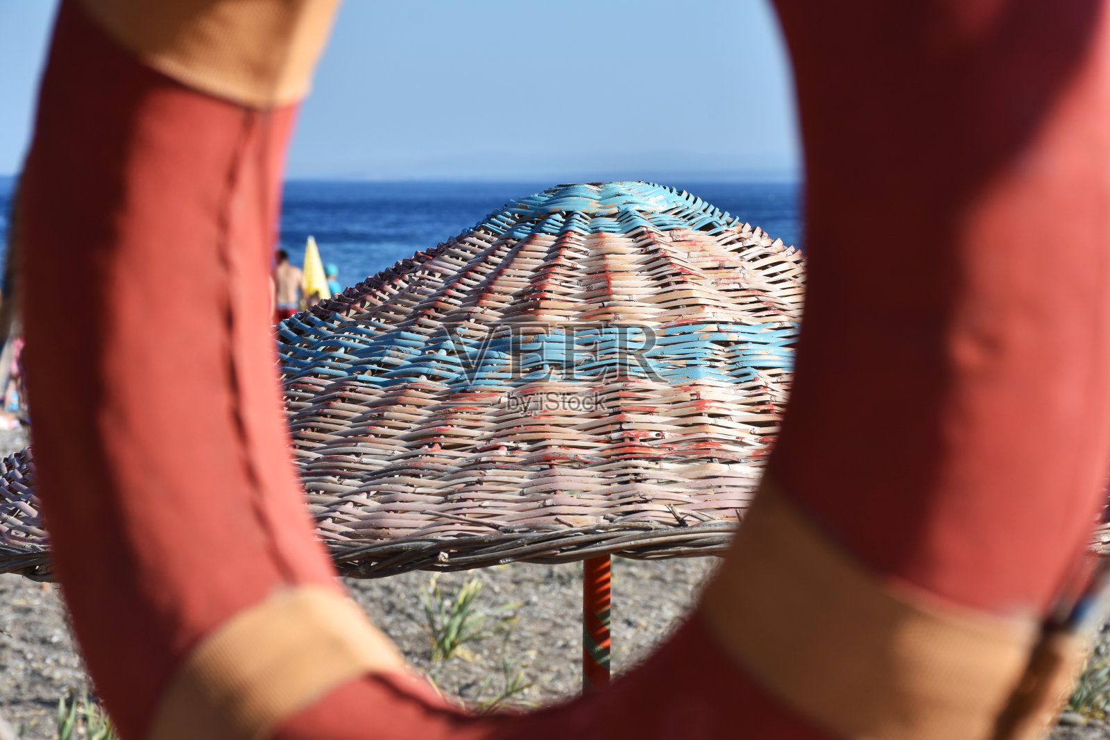 透过救生圈看海滩照片摄影图片