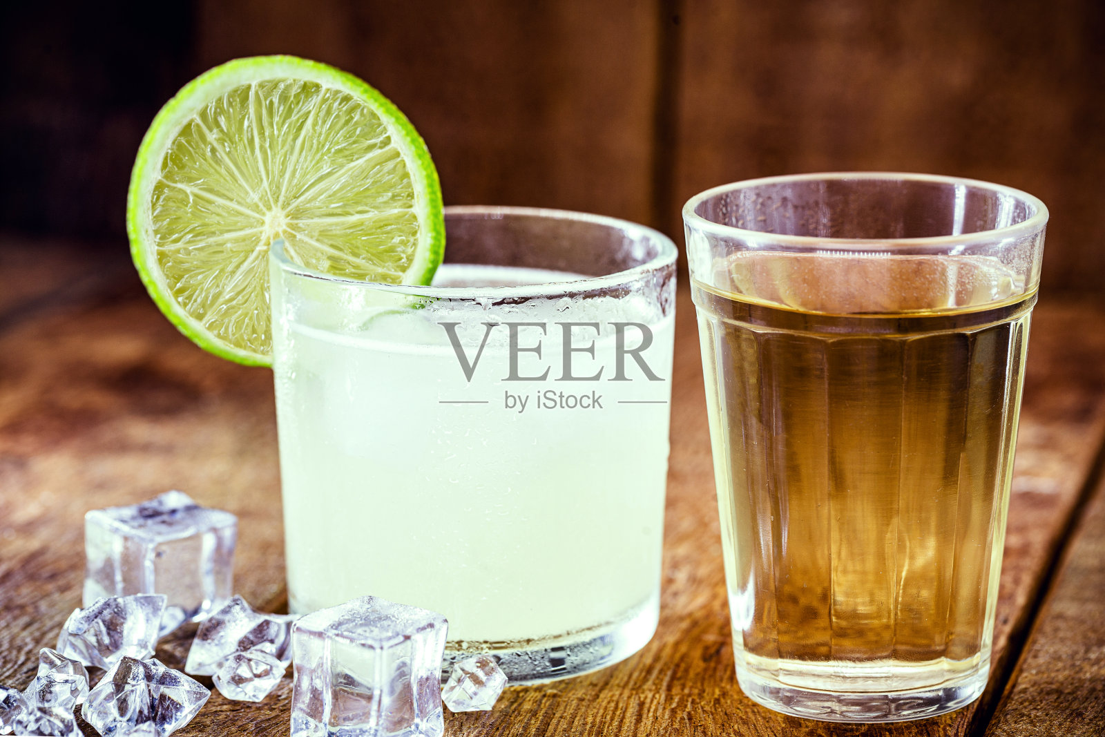 凯匹林纳鸡尾酒杯，木桌背景。9月13日，国际凯匹林尼亚日，复制空间，酒吧菜单图片照片摄影图片