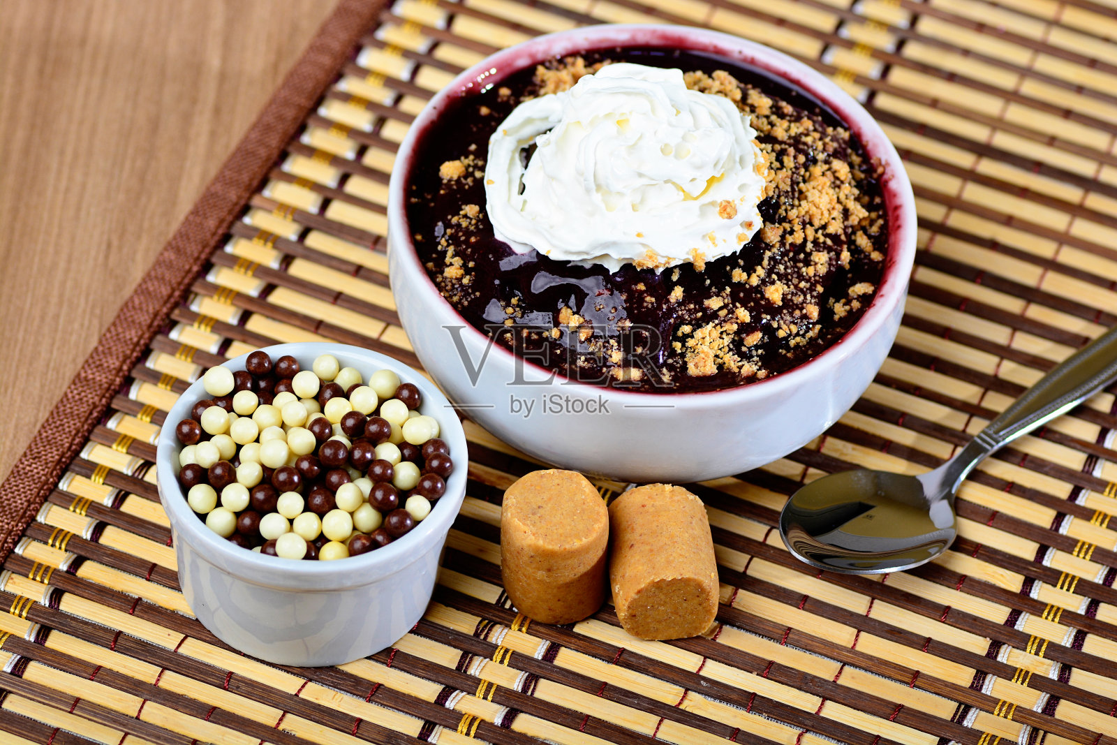 巴西莓碗配香蒂伊奶油和花生糖，巴西莓甜点，巴西莓碗配Paçoca照片摄影图片