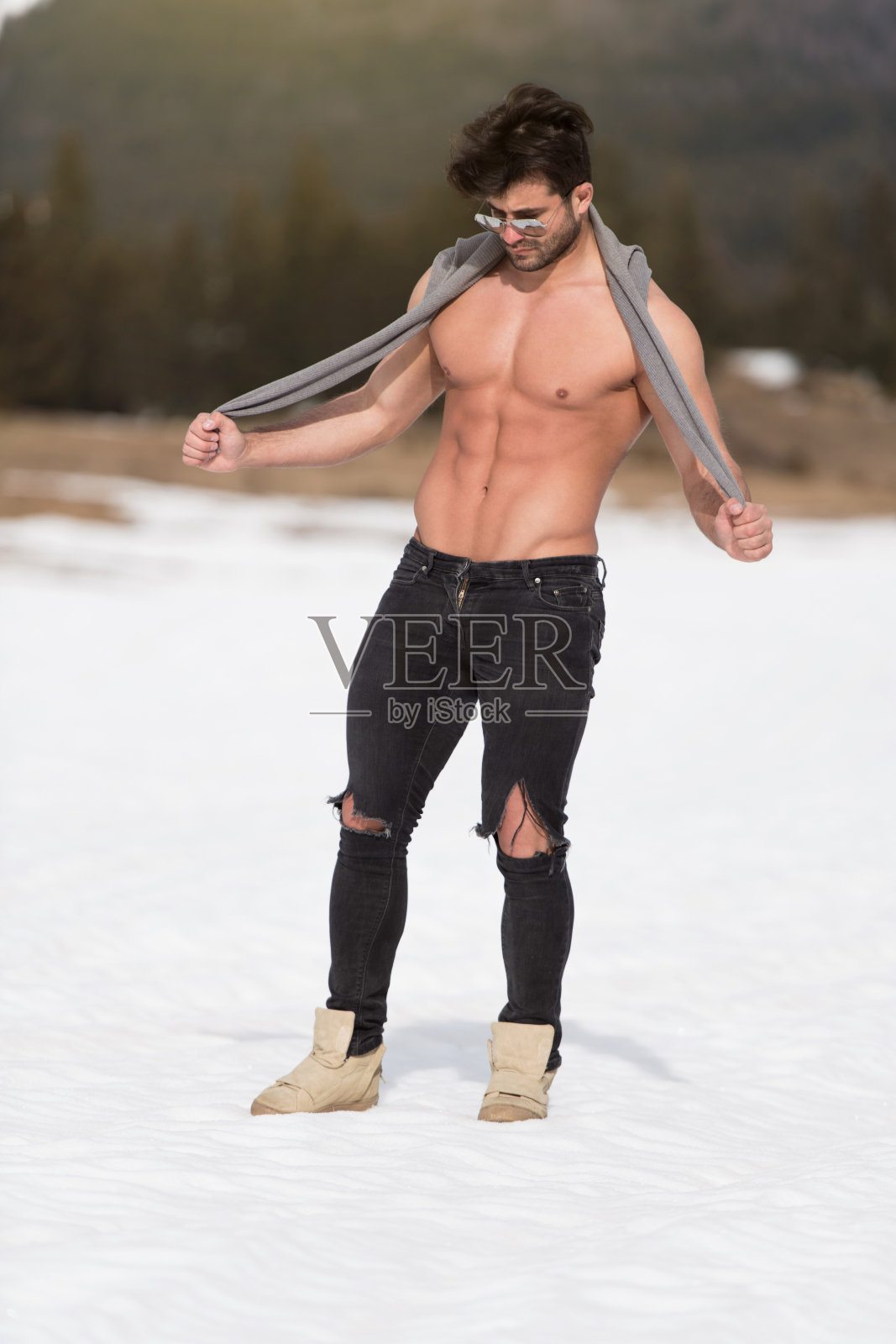 在户外的大自然中锻炼肌肉照片摄影图片