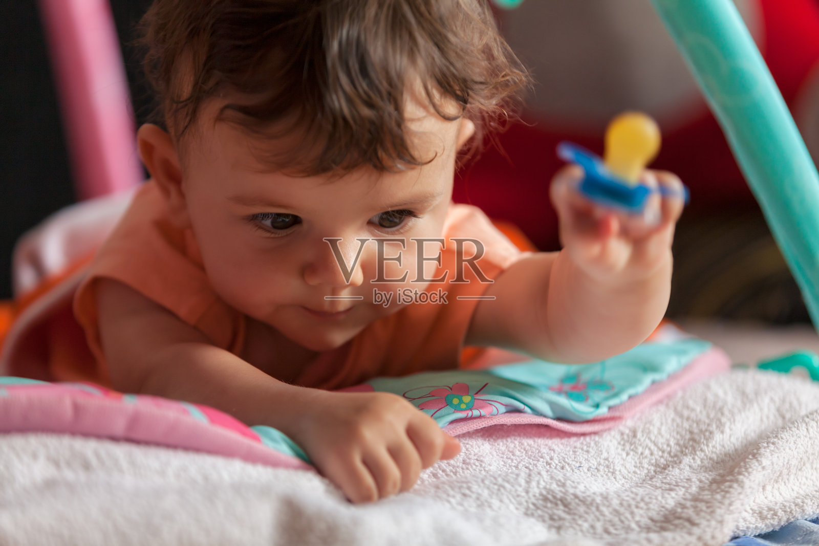 婴儿趴在她的肚子上照片摄影图片