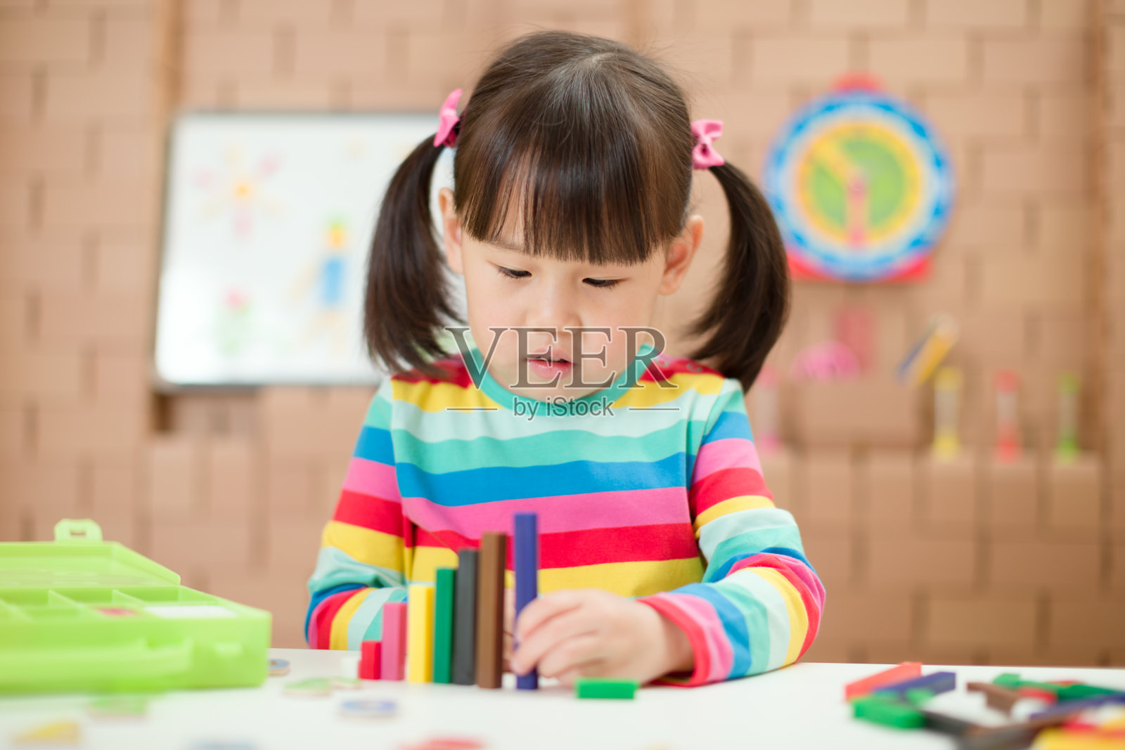 小女孩为了在家上学玩数字棒照片摄影图片