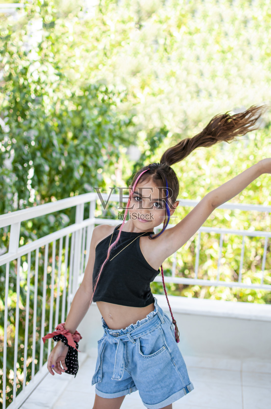 土耳其可爱的小女孩在阳台摆姿势照片摄影图片