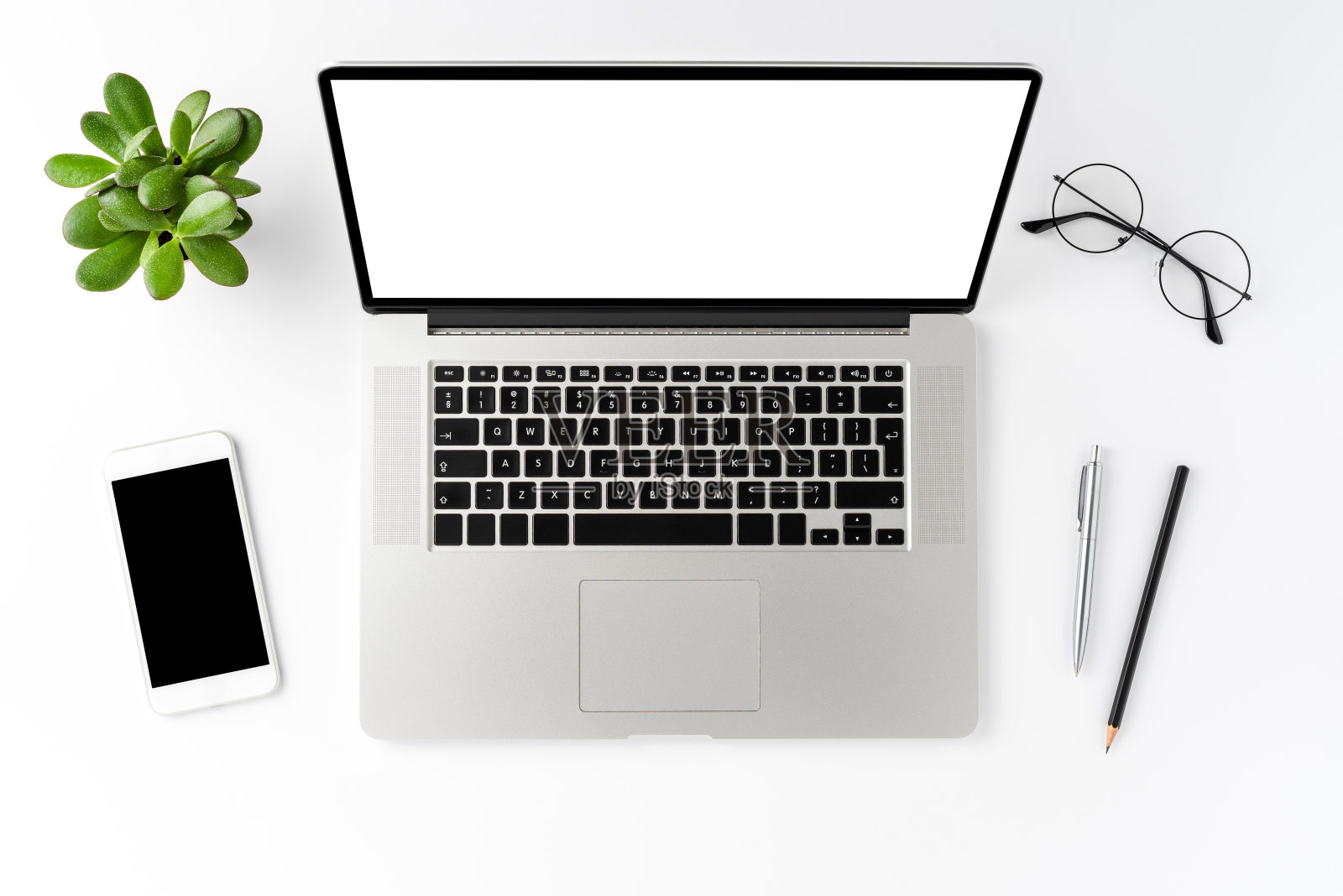 商务背景与笔记本电脑空屏幕和配件在白色桌子上。办公桌面。俯视图照片摄影图片