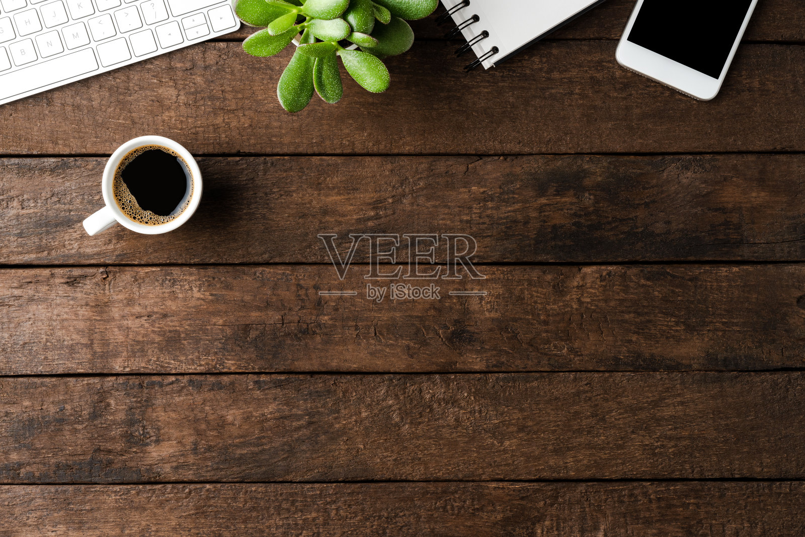 办公桌面与配件和咖啡杯在木制背景照片摄影图片