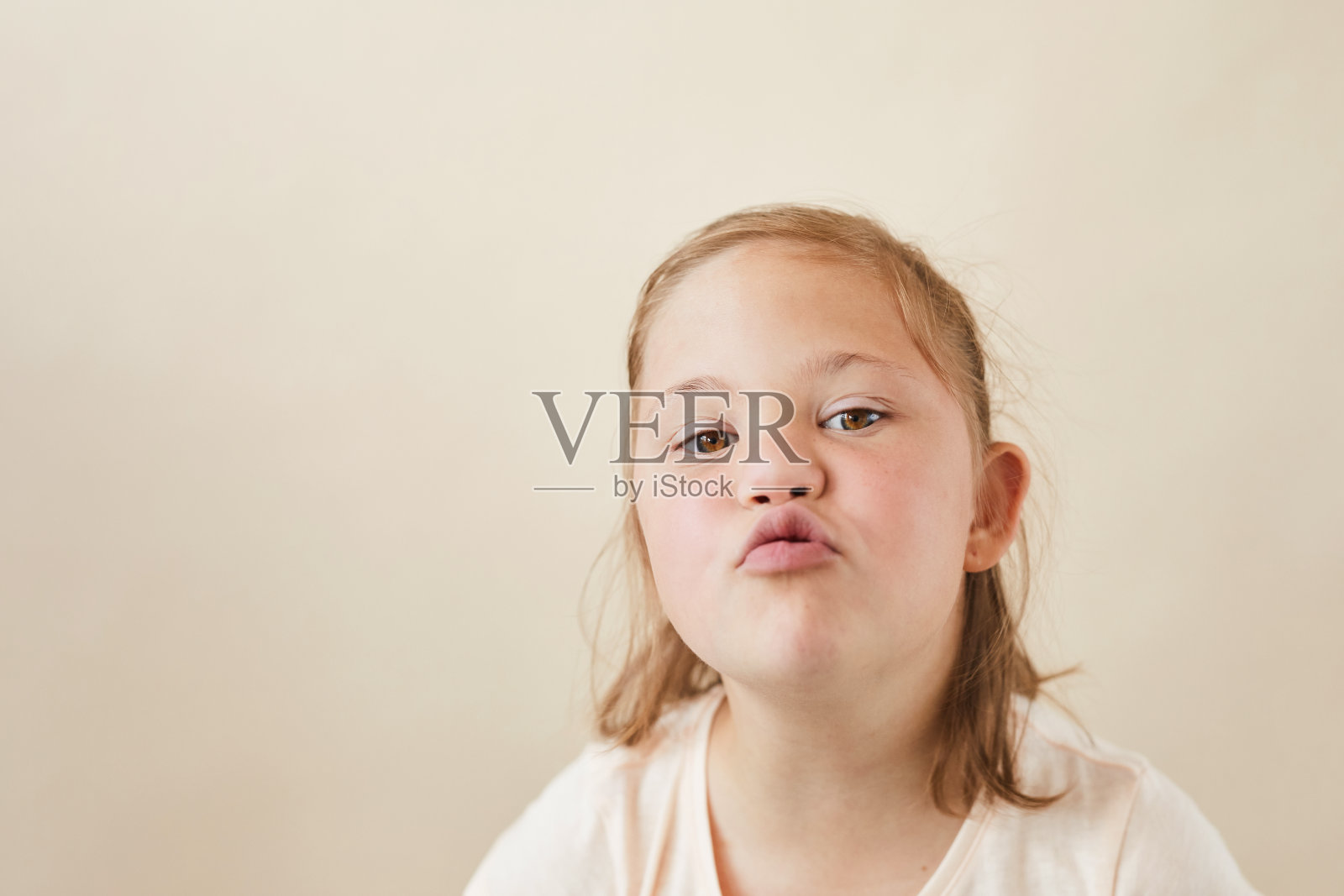 女孩飞吻。照片摄影图片