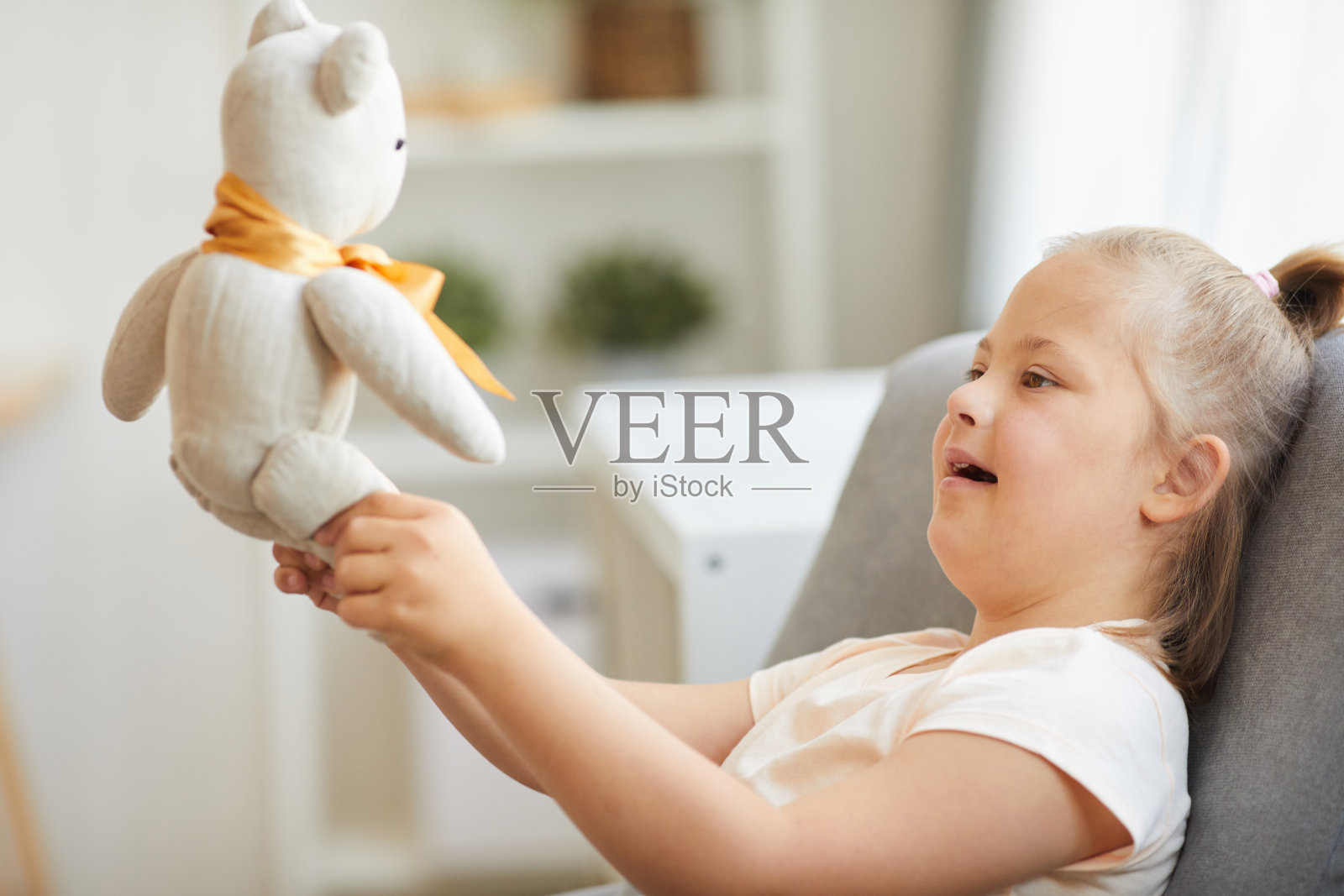 女孩和玩具熊玩耍照片摄影图片