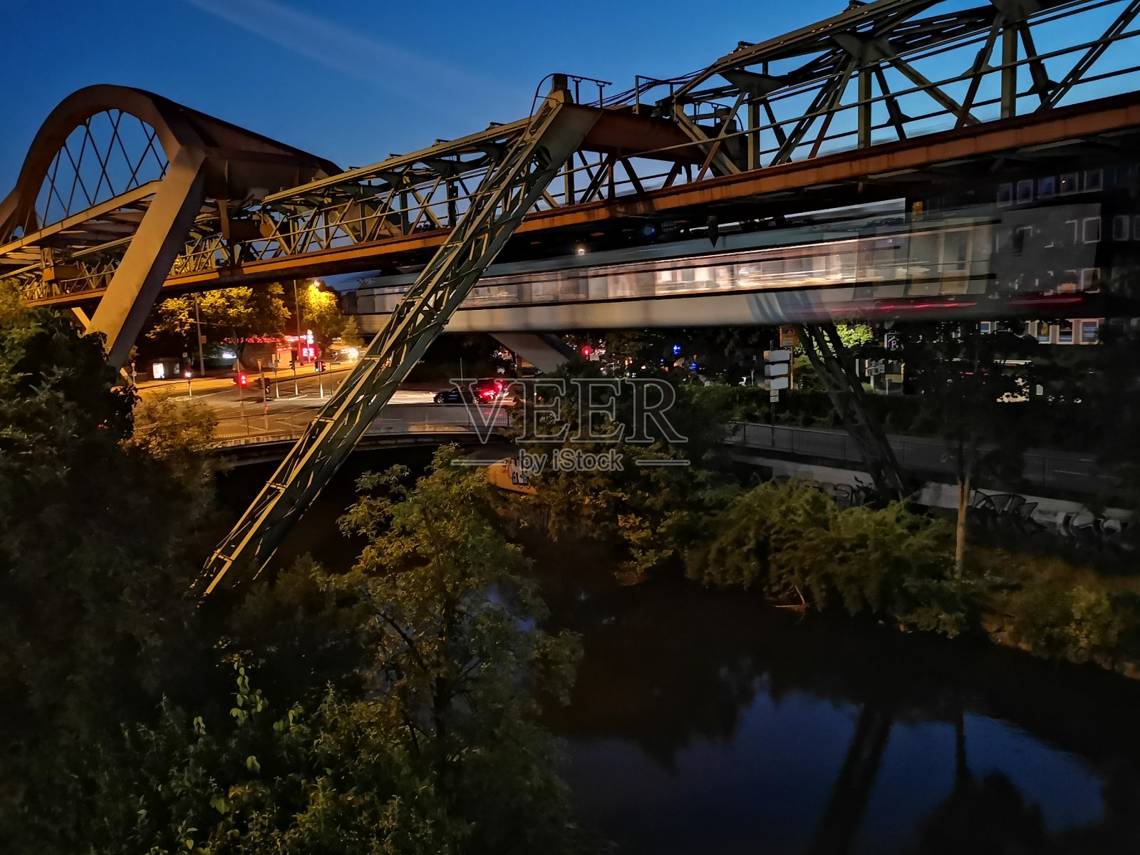 标志性的伍珀塔尔铁路作为特殊建筑的一部分漂浮在伍珀塔尔河滨水上的水平图像照片摄影图片