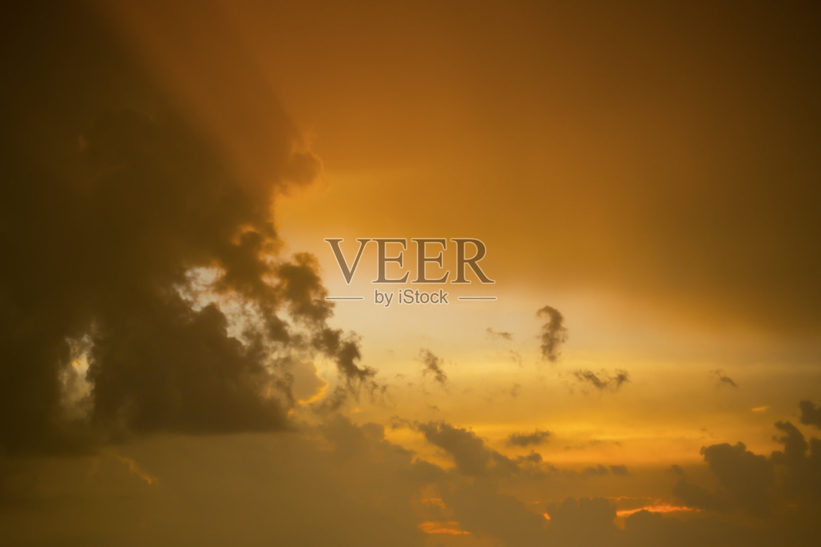 夏日的晚霞刚过暴风雨照片摄影图片