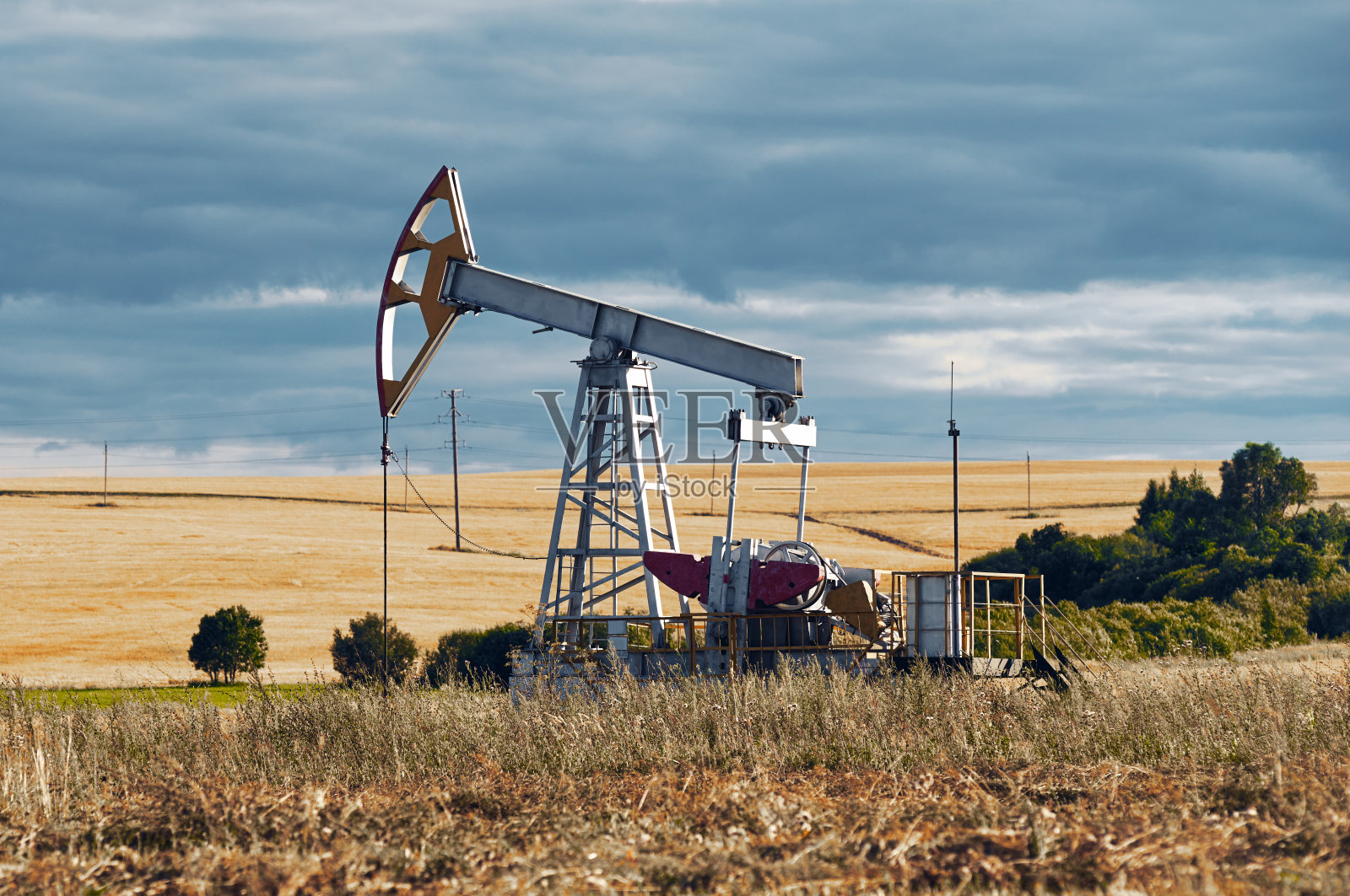 傍晚阳光下的钻机照片摄影图片