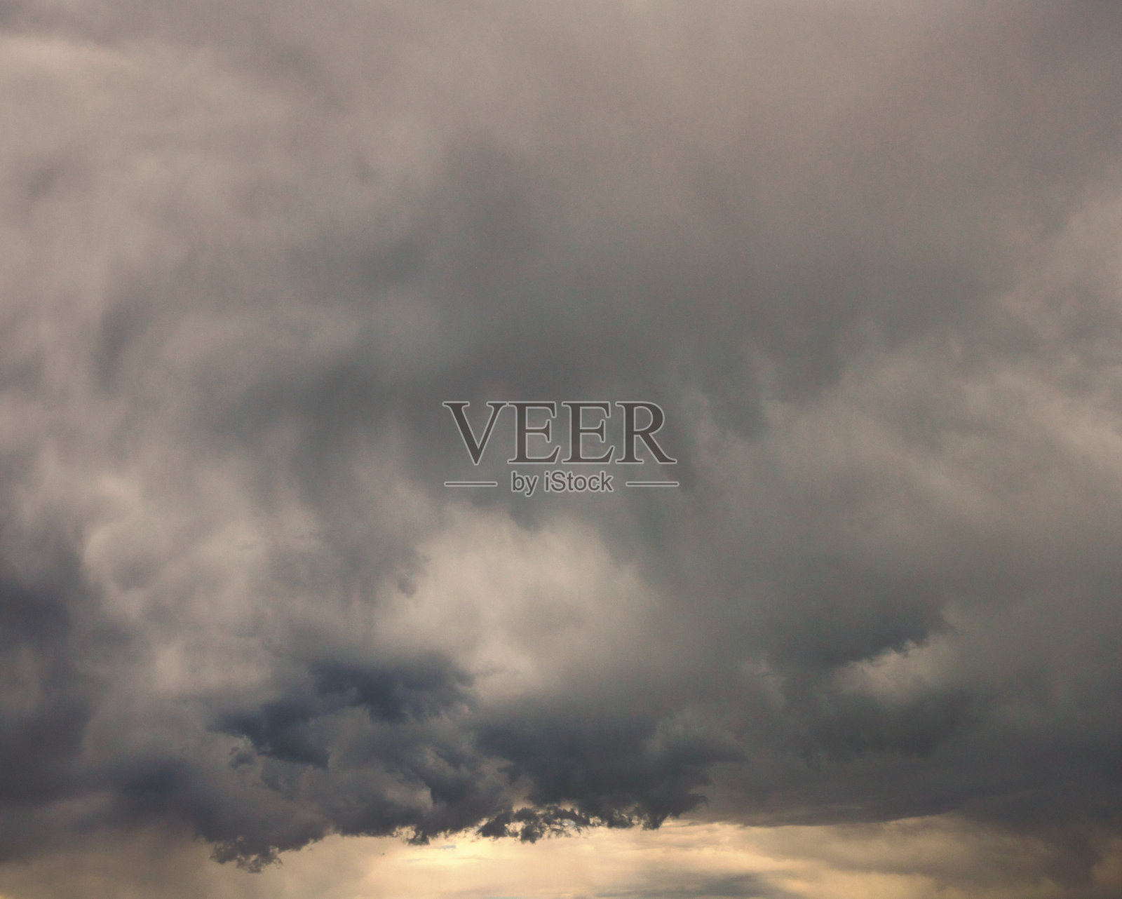 戏剧性的暴风雨云在夏季背景照片摄影图片