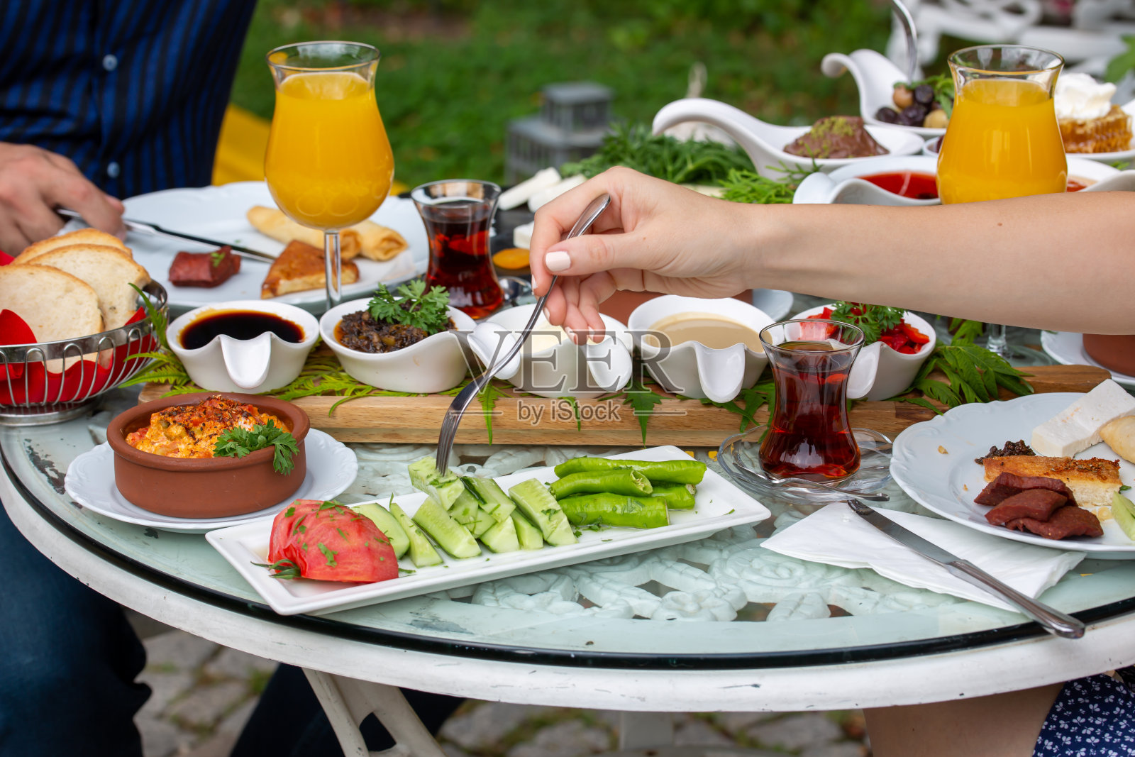 在餐桌上吃早餐照片摄影图片