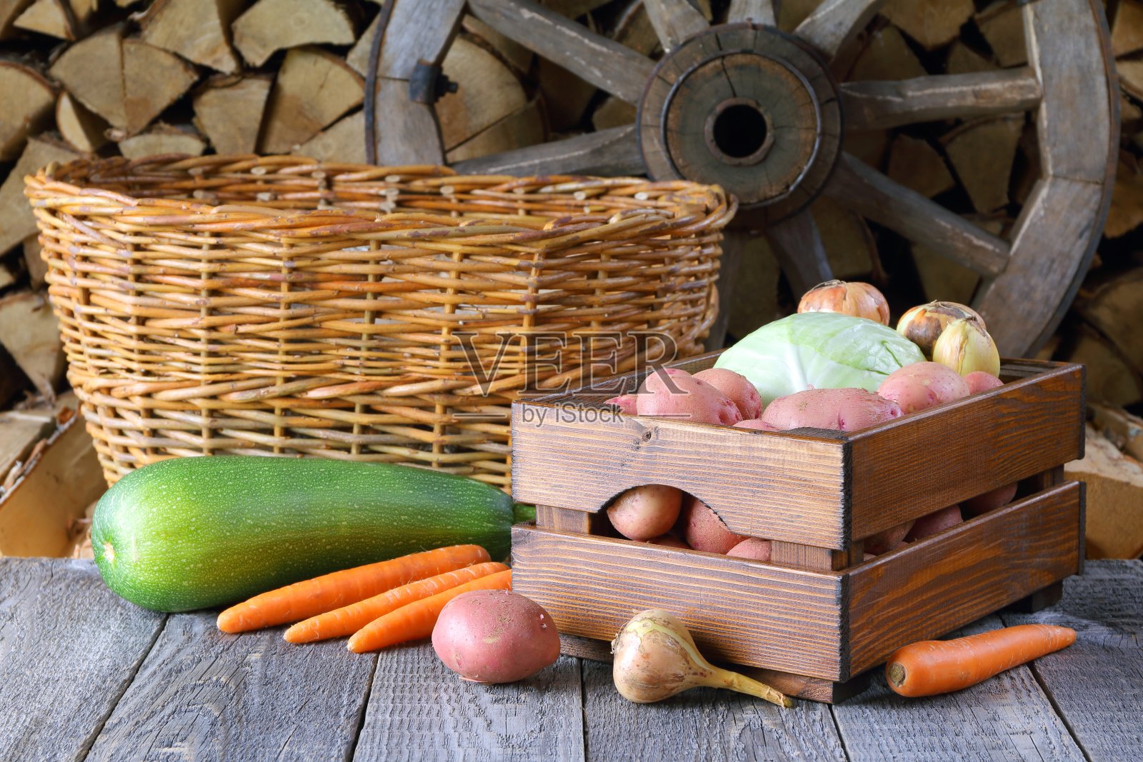 木棚里的新鲜蔬菜。照片摄影图片