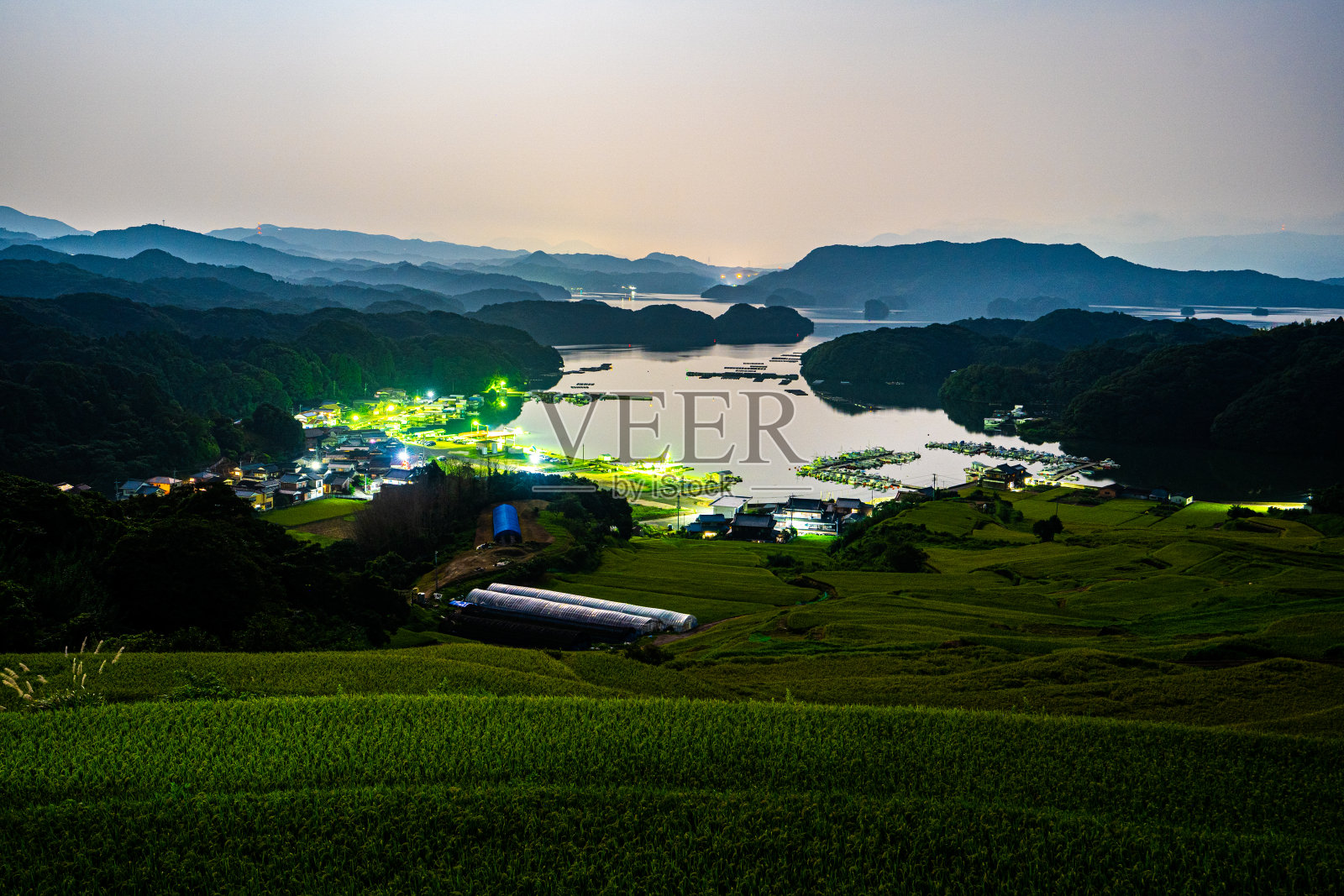 从山顶可以看到水稻梯田照片摄影图片