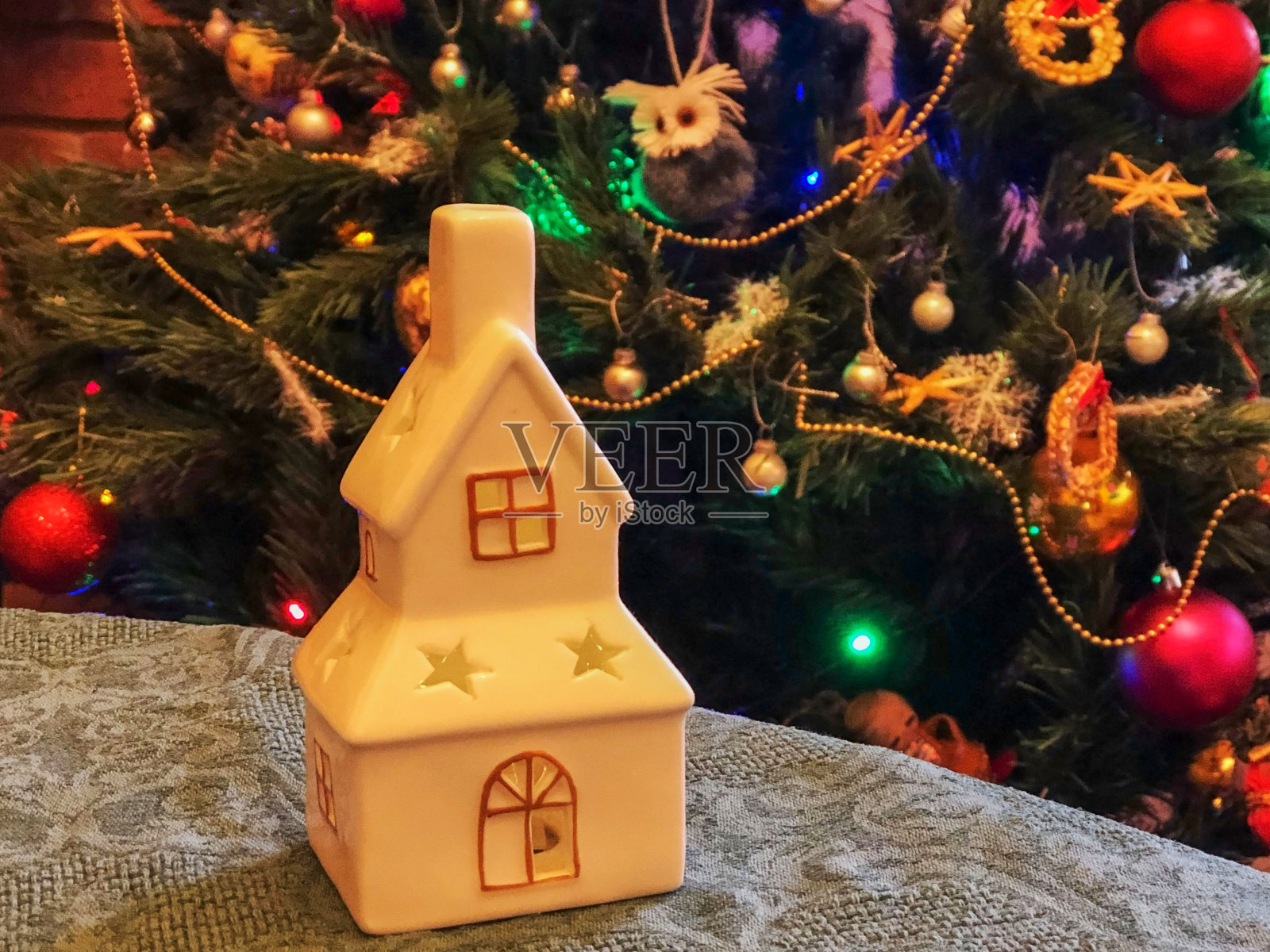 圣诞树上挂着白色的圣诞屋灯和装饰品。圣诞节的概念照片摄影图片