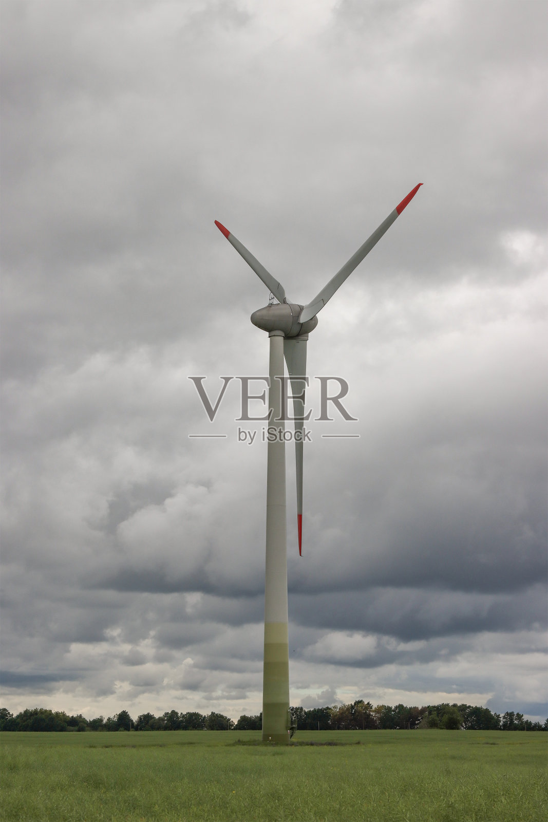 风电场在田间。照片摄影图片