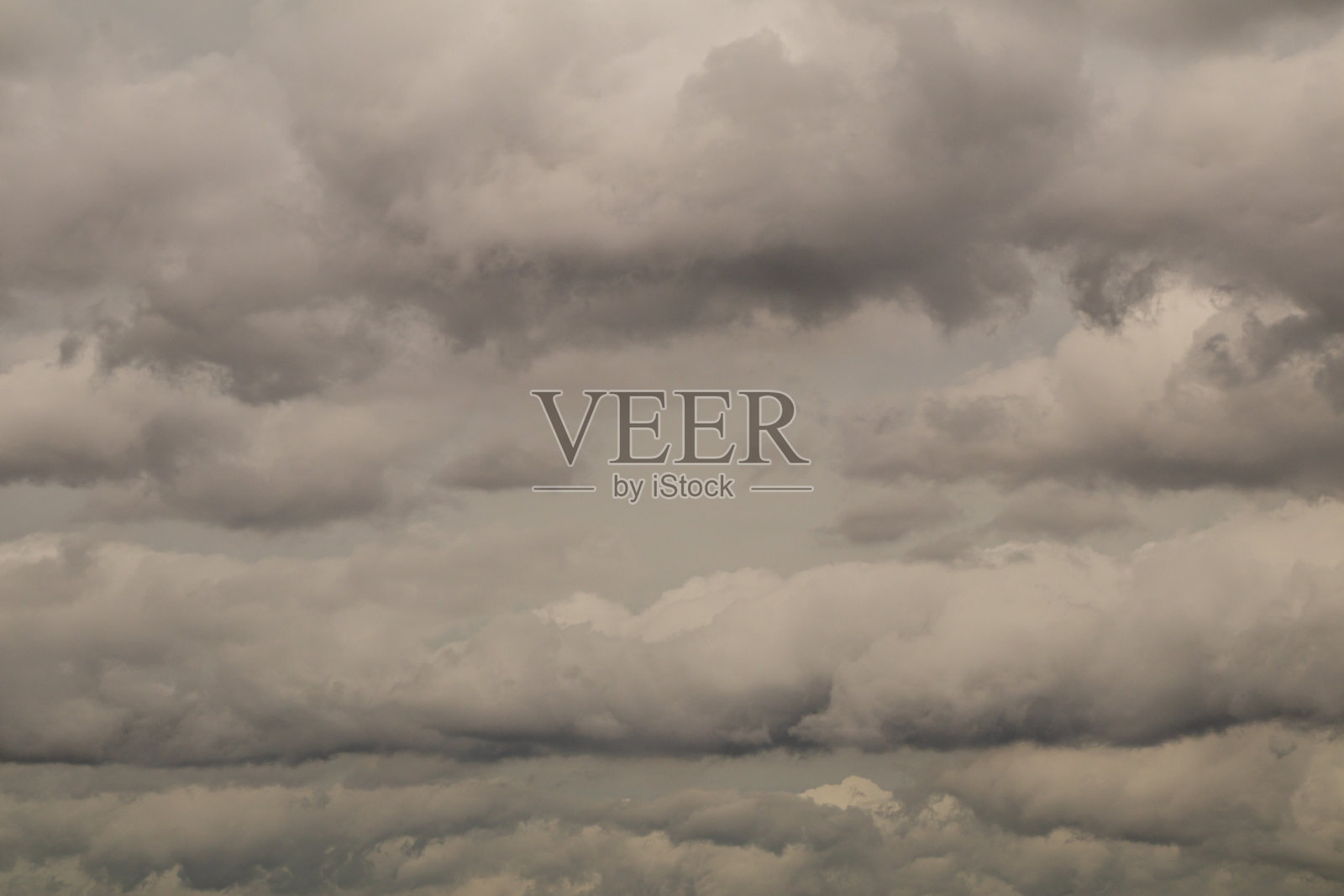 雨前天空中暗灰色的云背景。照片摄影图片