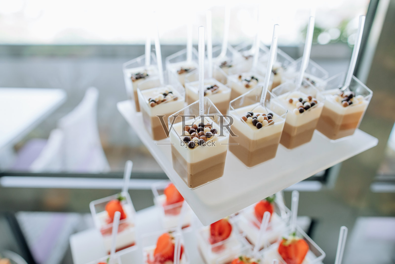 糖果酒吧。餐厅里的甜点桌上的牛奶和可可甜点。甜的食物。照片摄影图片