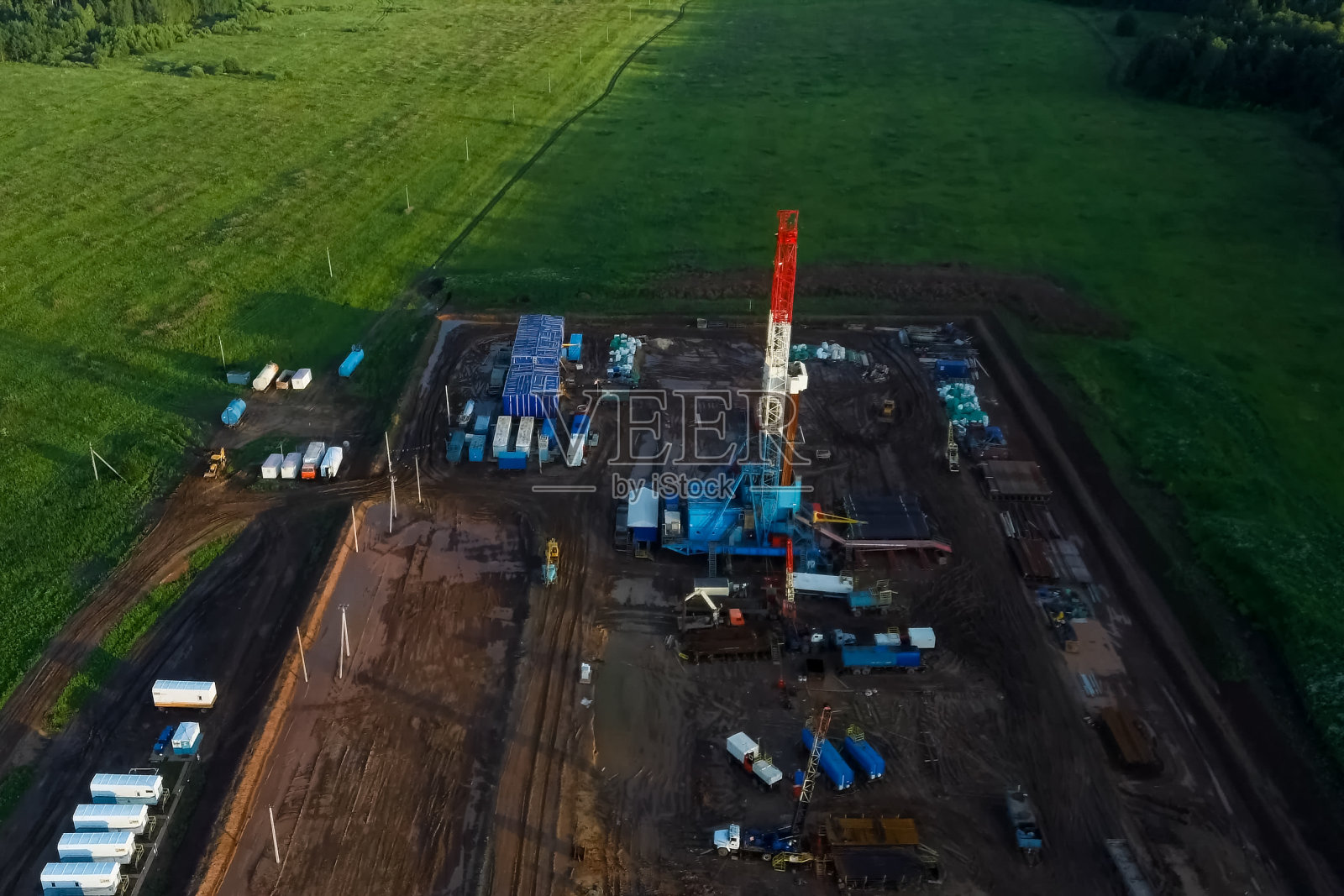 用于石油、天然气钻井的钻机。照片摄影图片