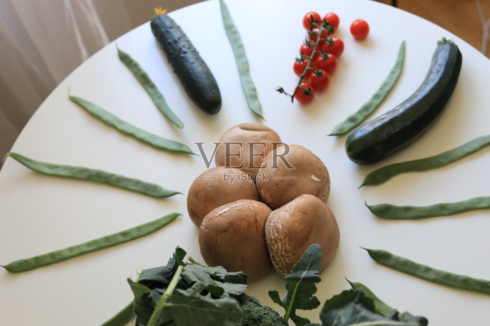 混合蔬菜和水果:蘑菇，花椰菜，樱桃番茄，豆类，小胡瓜…照片摄影图片