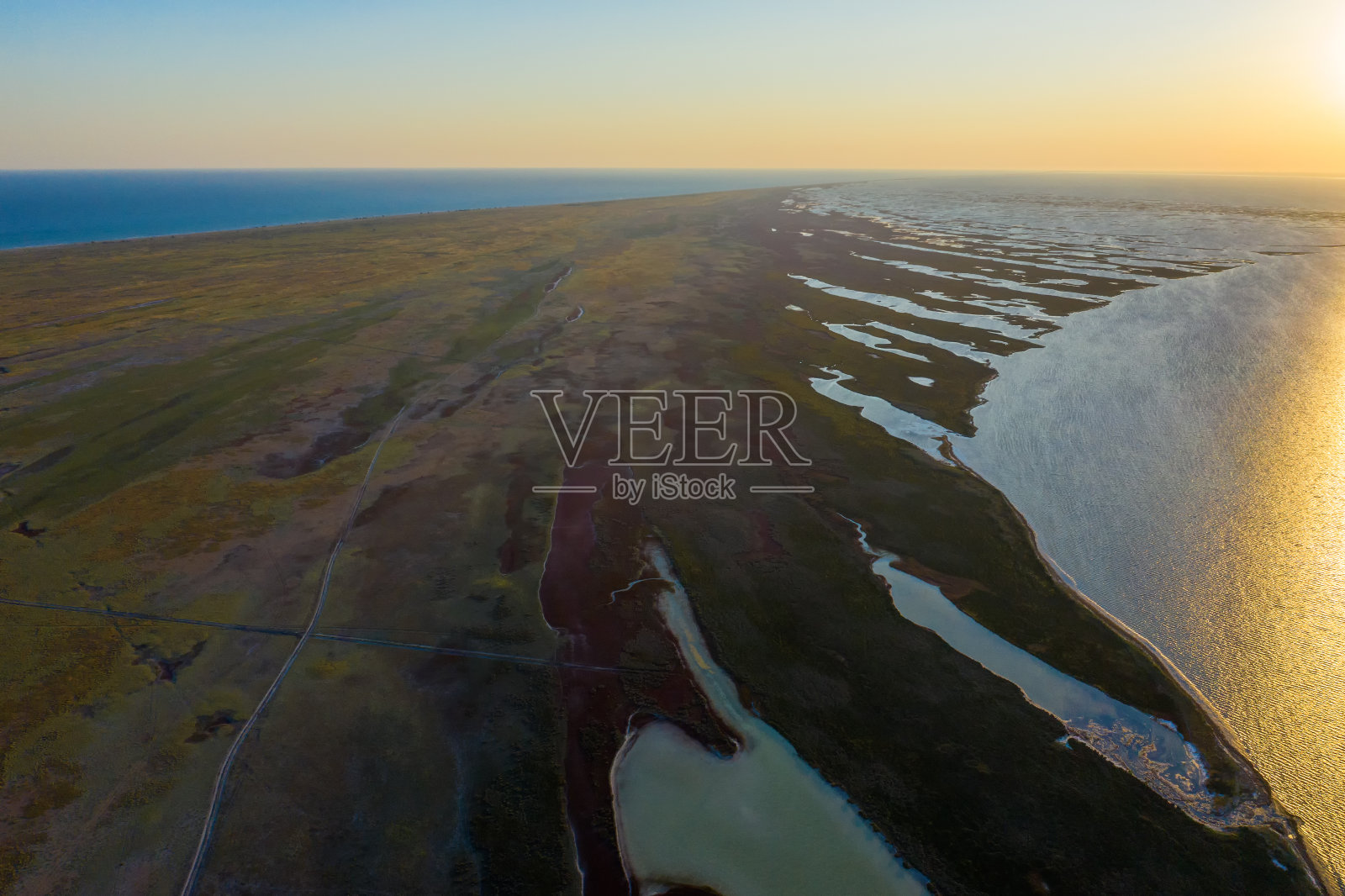 日落时分岛上秋季草原鸟瞰图，秋季Dzharylgach岛鸟瞰图，近海湖泊鸟瞰图照片摄影图片