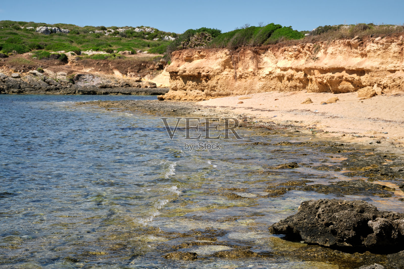 荒芜的岩石海岸照片摄影图片