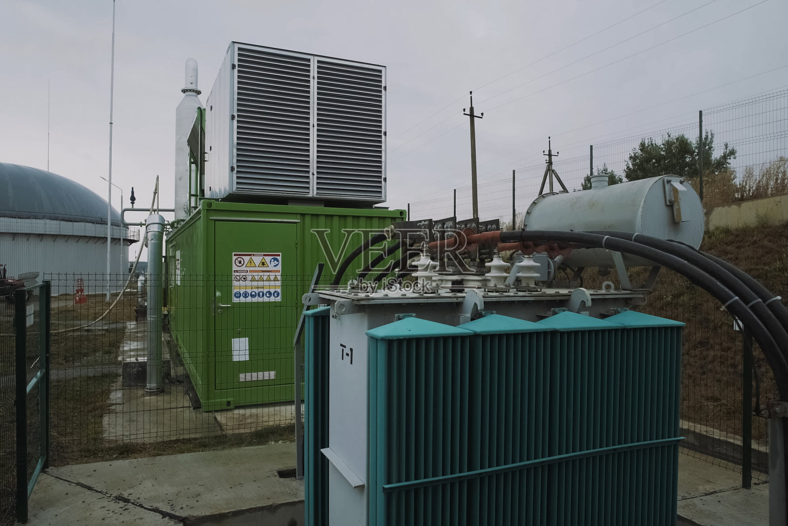 工厂用工业变压器。一个电力变电站。照片摄影图片