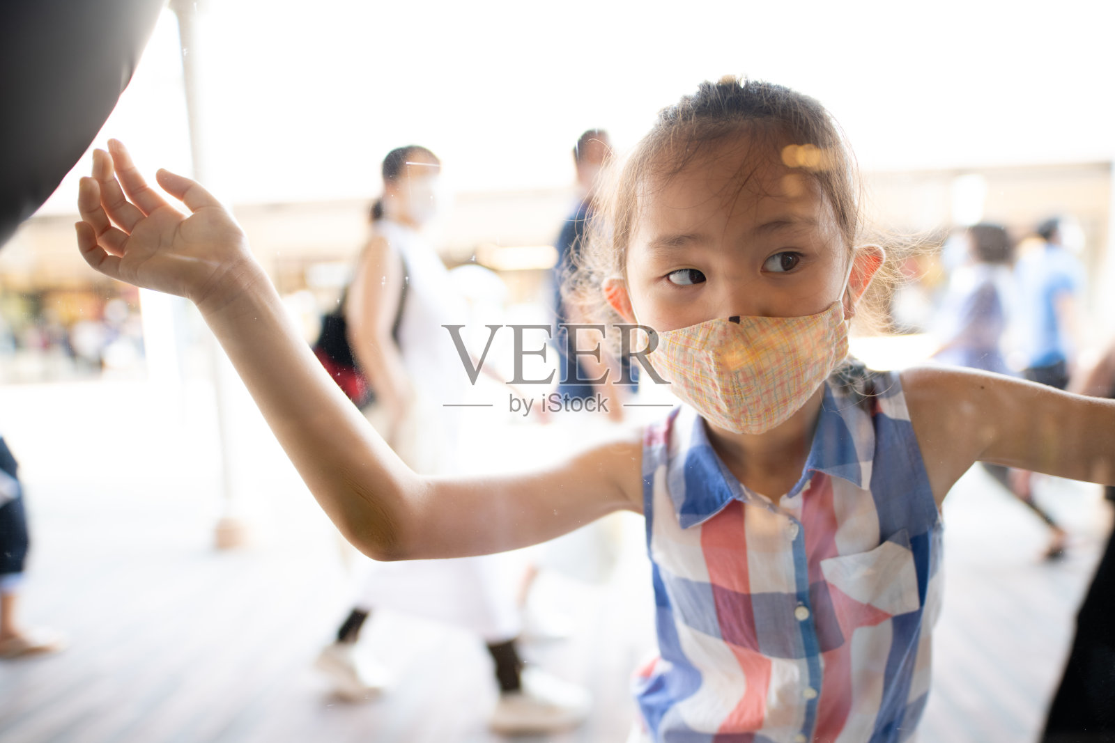 看橱窗的女孩照片摄影图片