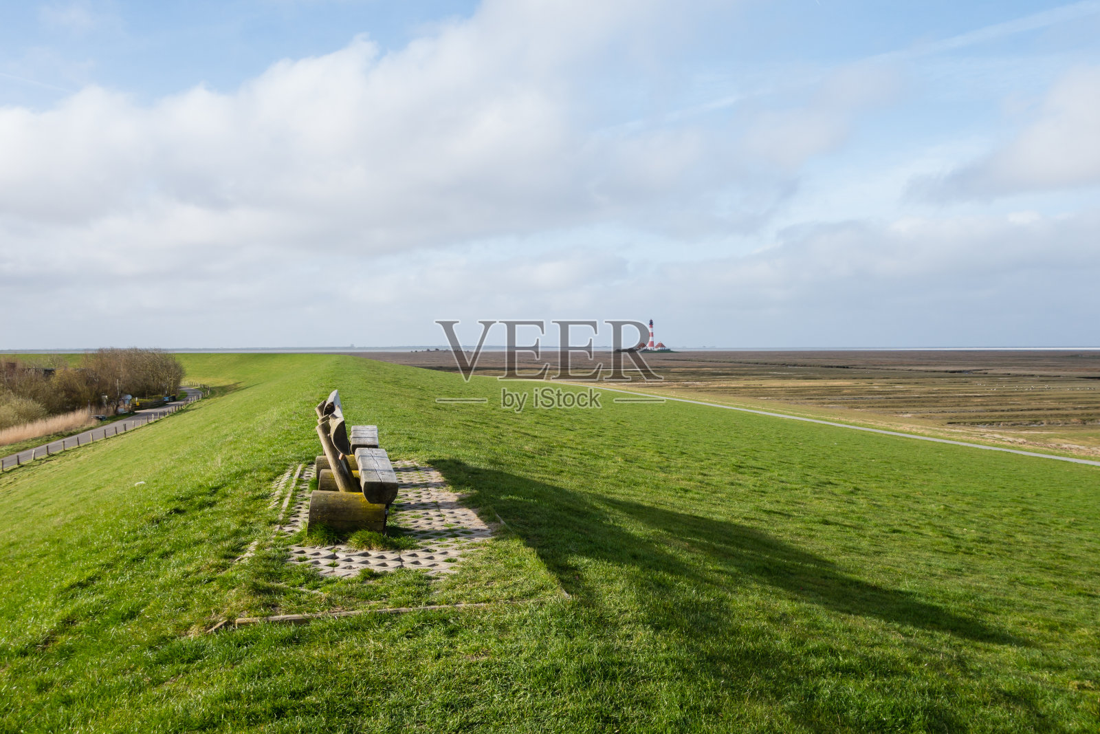 德国堤上的木凳照片摄影图片