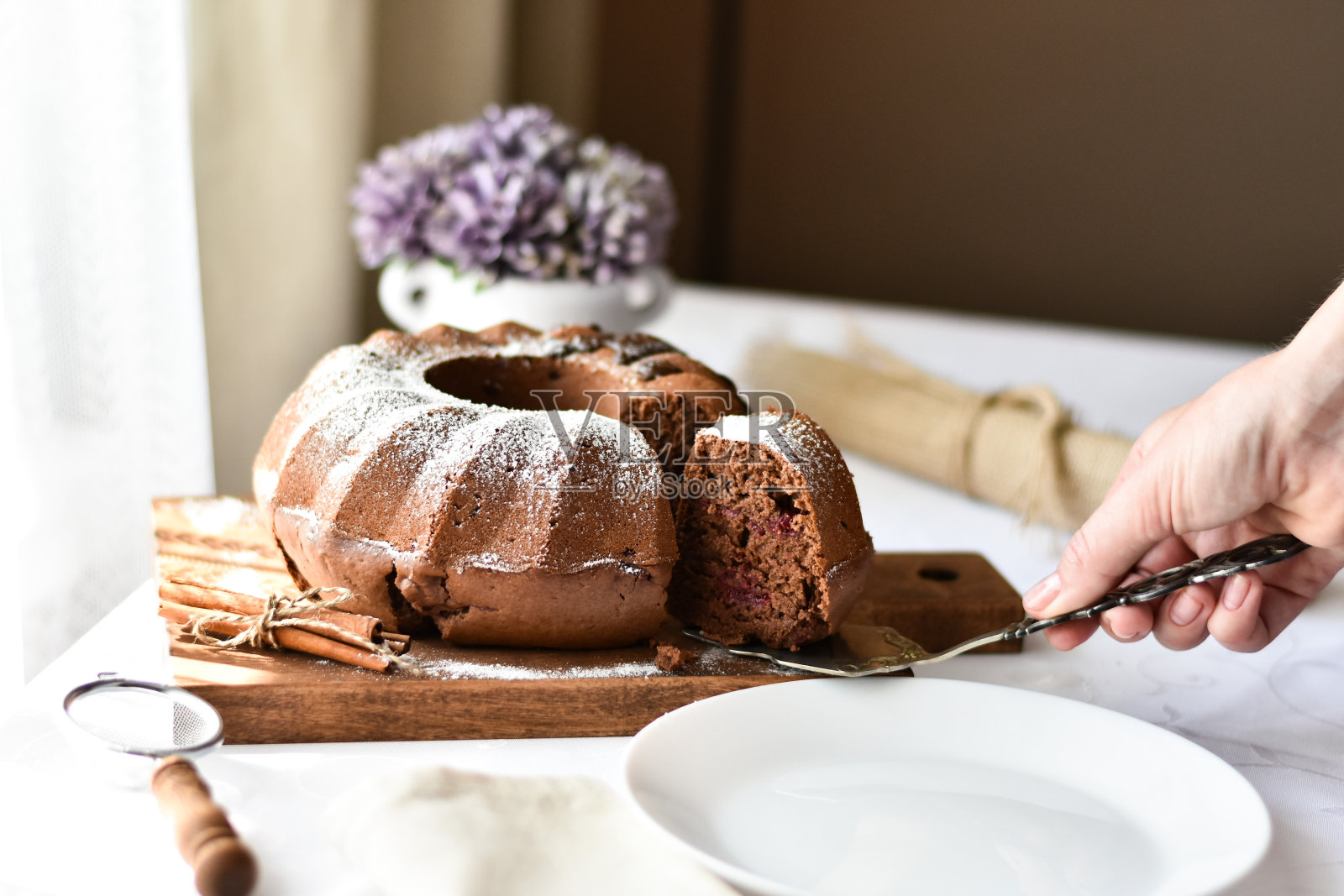 樱桃巧克力派照片摄影图片