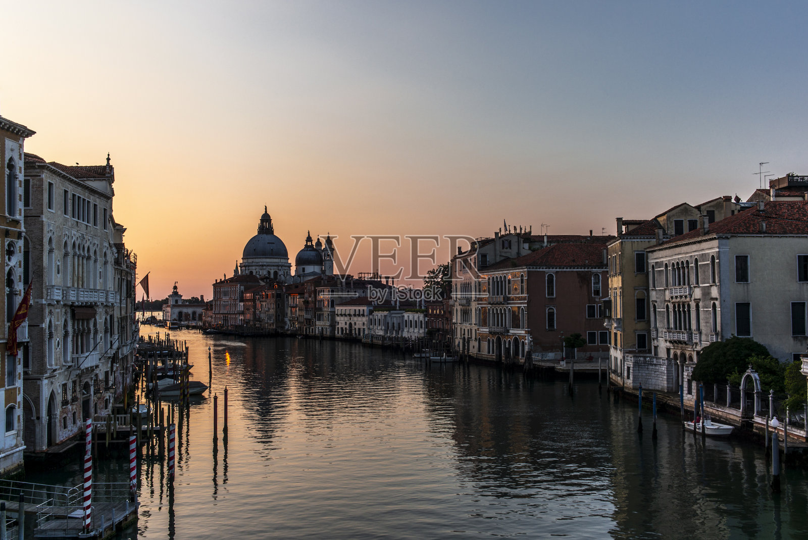 在一个宁静的夏日清晨日出时，长时间曝光威尼斯大运河照片摄影图片