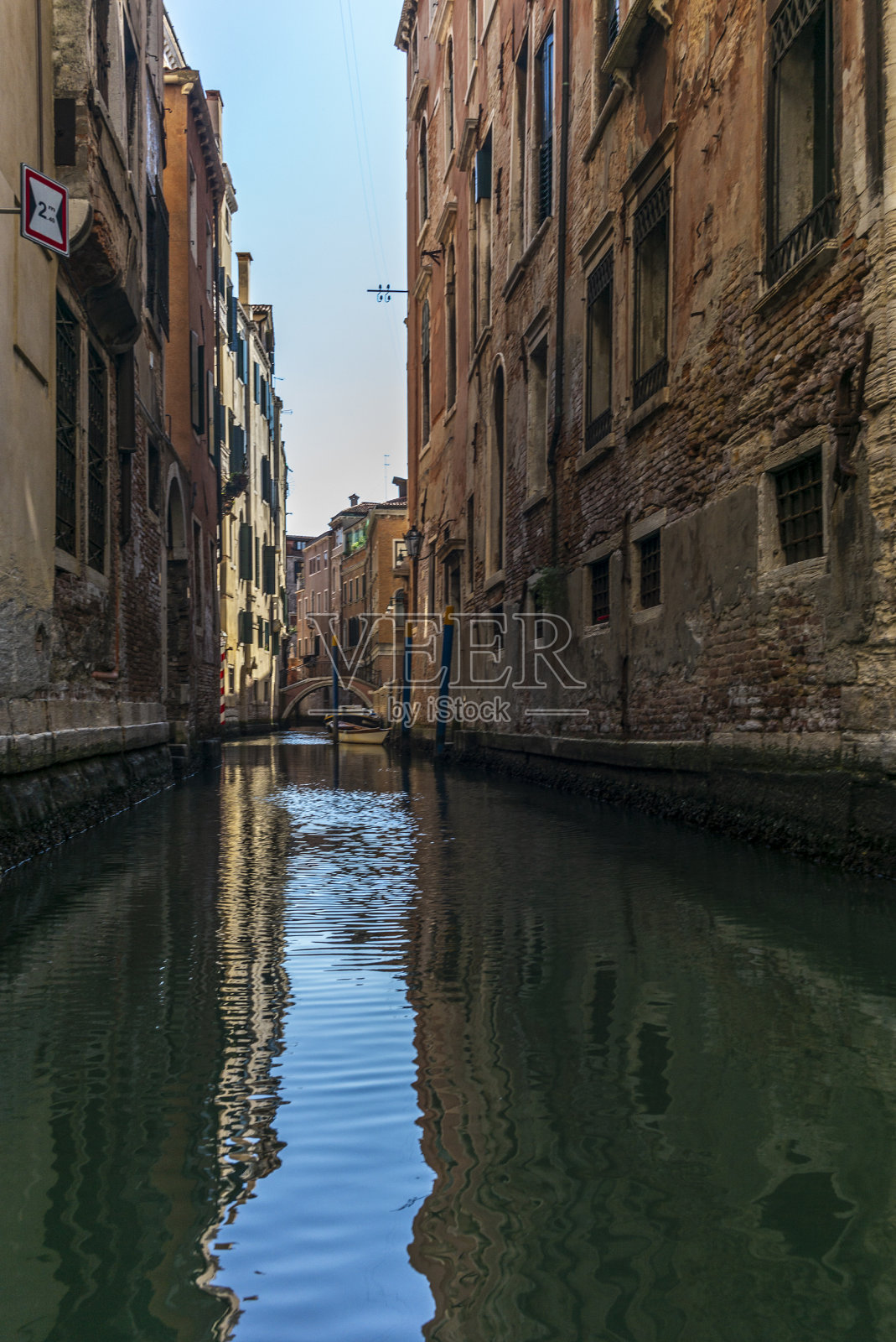 从贡多拉上看，威尼斯古老宫殿水道的入口照片摄影图片