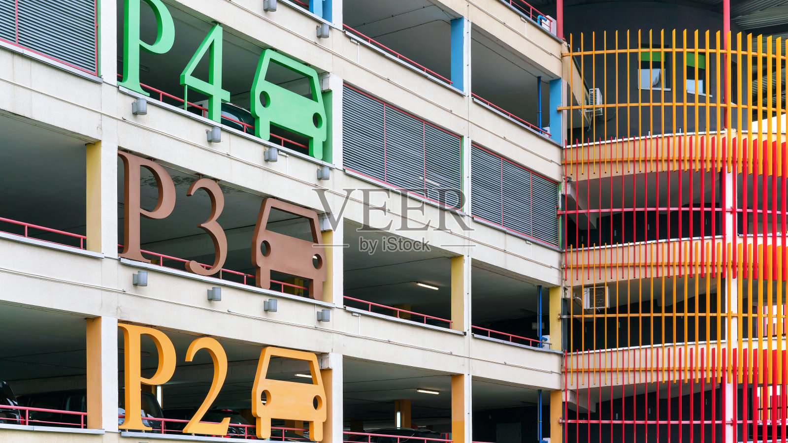 脚手架附近有不同颜色的停车场标志照片摄影图片