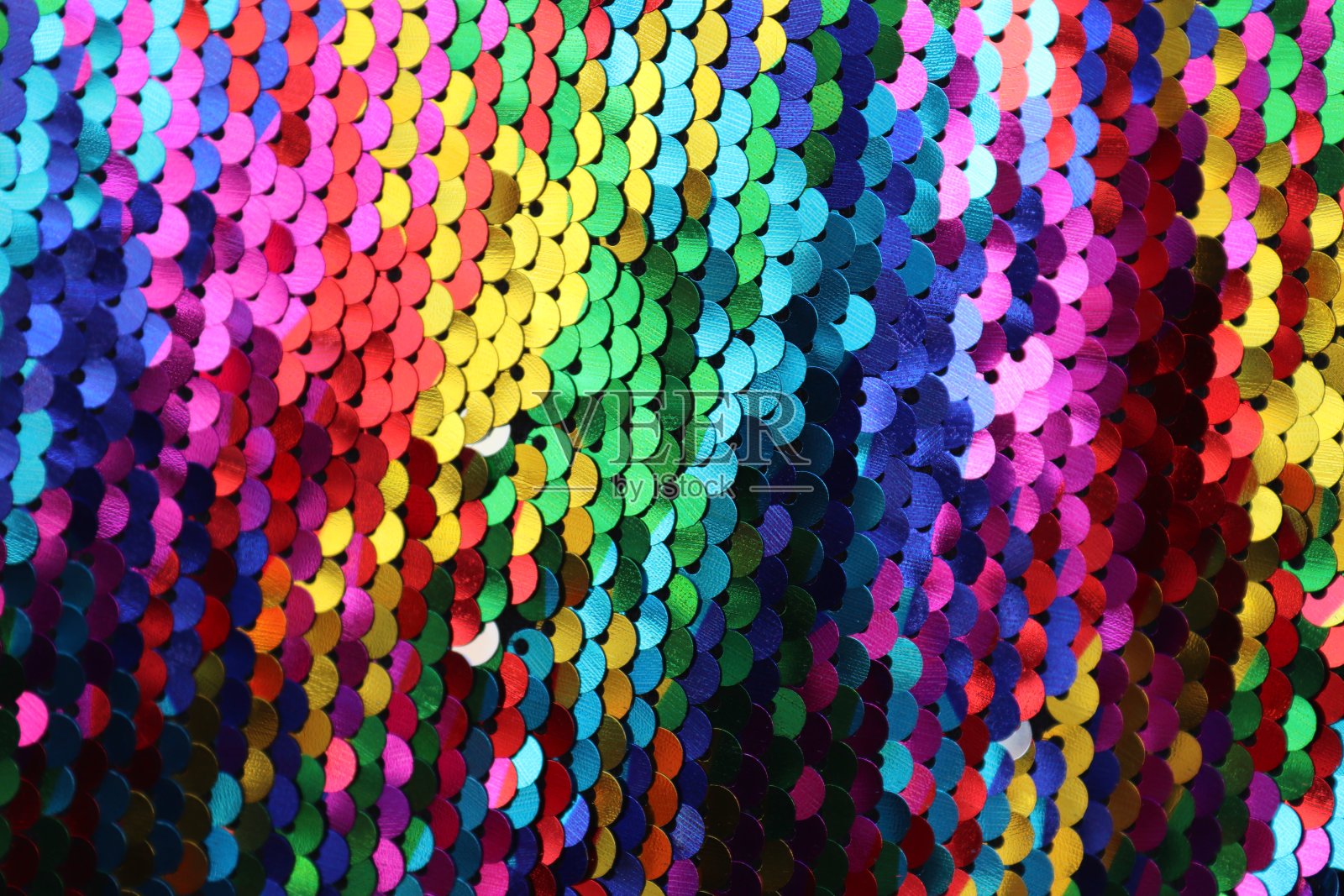 在面料市场上发现的不同颜色的布料和织物样品的详细近距离查看照片摄影图片